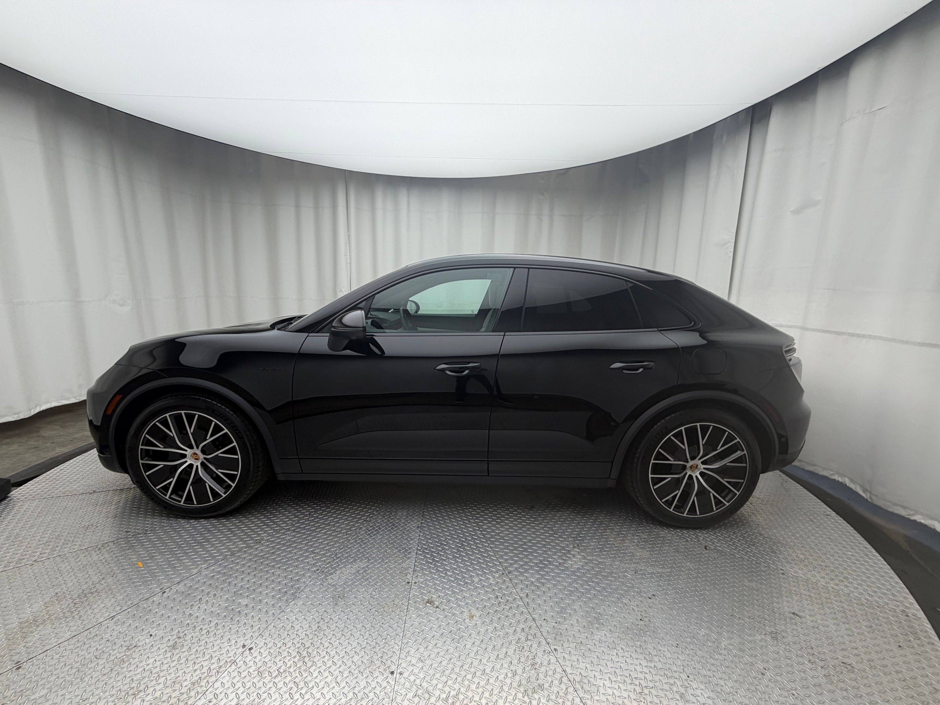 Thumbnail: 2025 Porsche Macan - 2