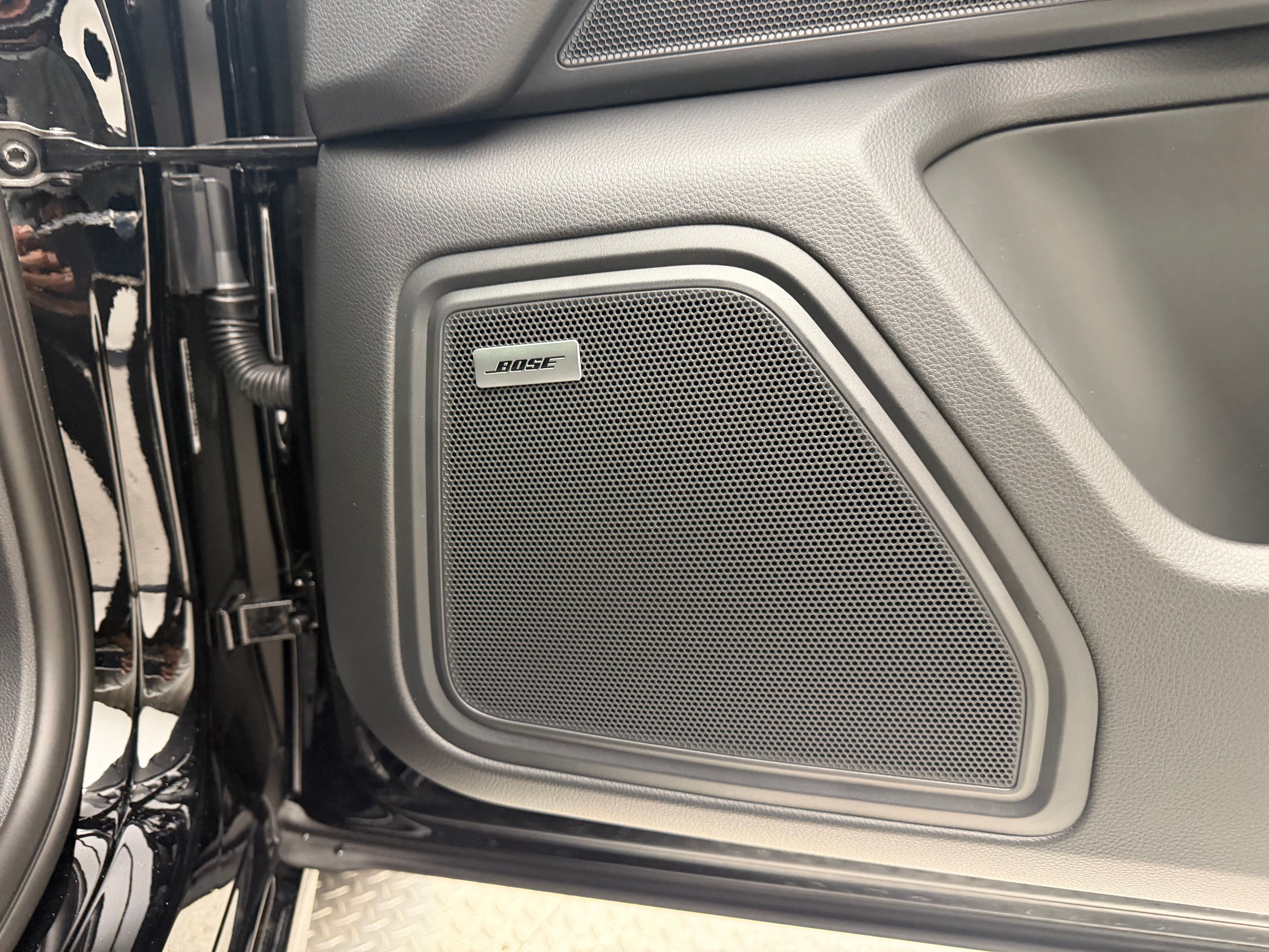 Thumbnail: 2026 Porsche Macan - 18