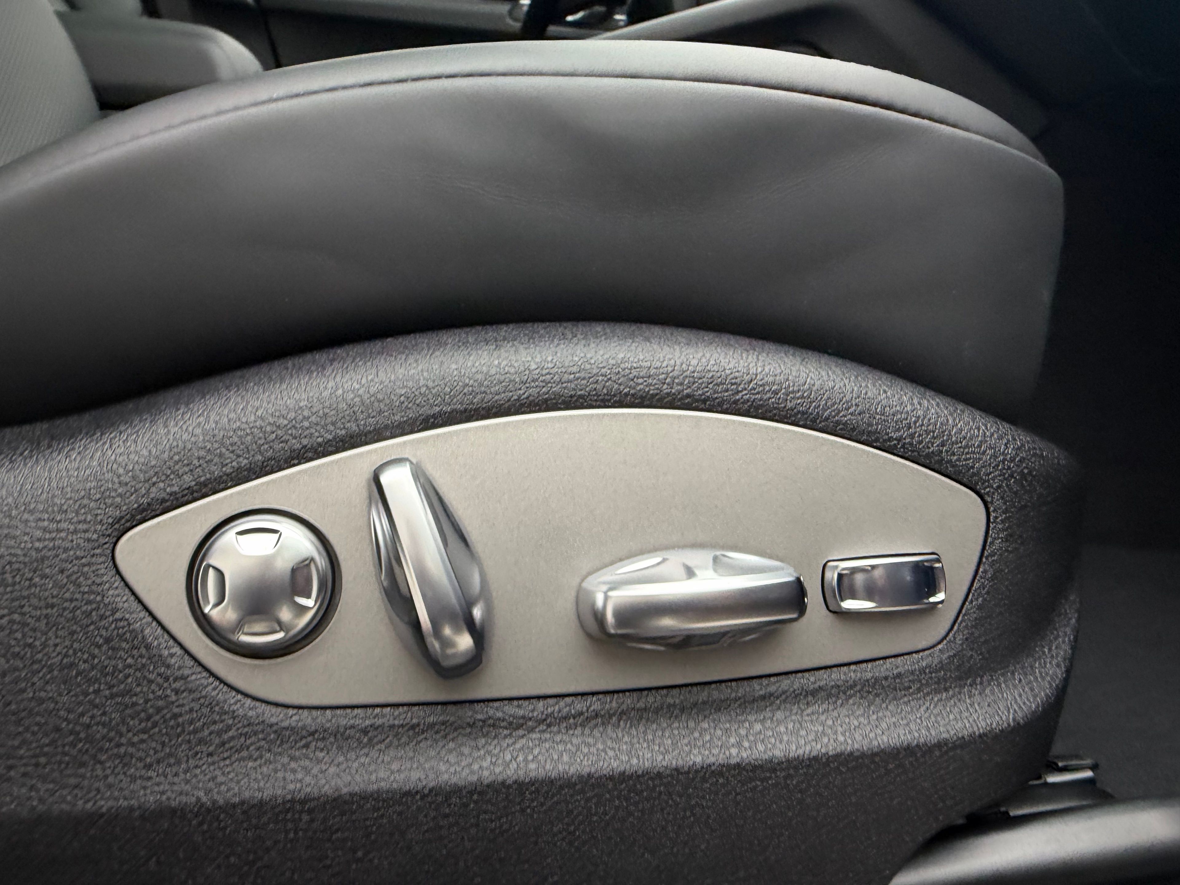 Thumbnail: 2026 Porsche Macan - 23