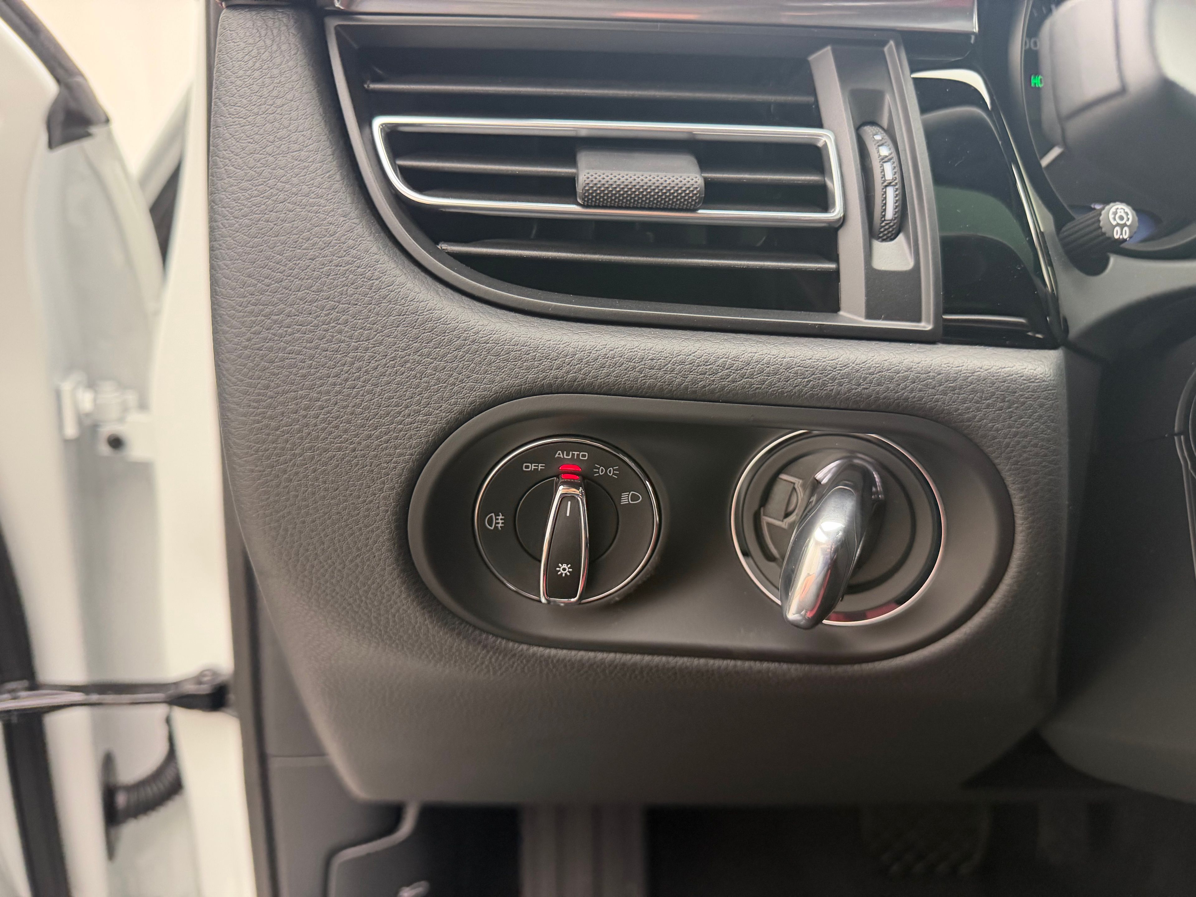 Thumbnail: 2026 Porsche Macan - 30