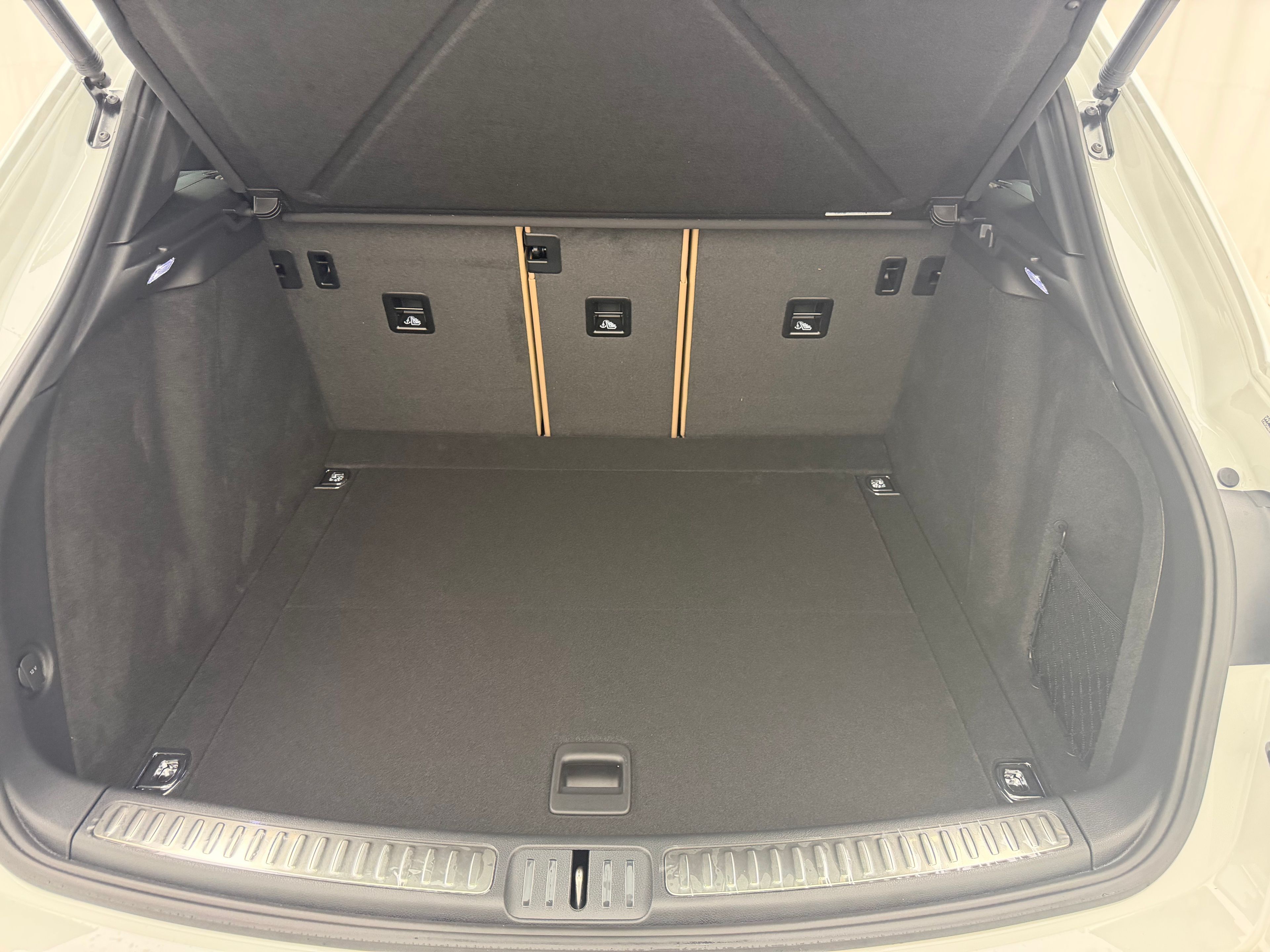 Thumbnail: 2026 Porsche Macan - 28