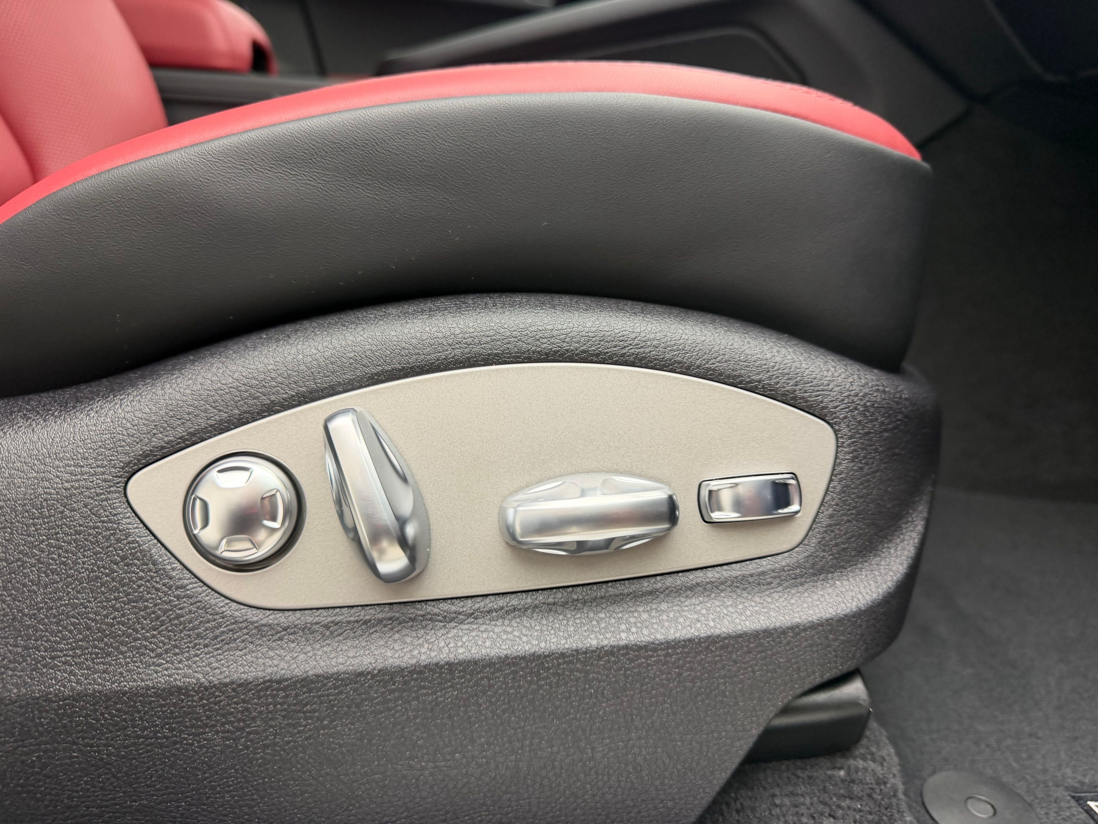 Thumbnail: 2026 Porsche Macan - 23