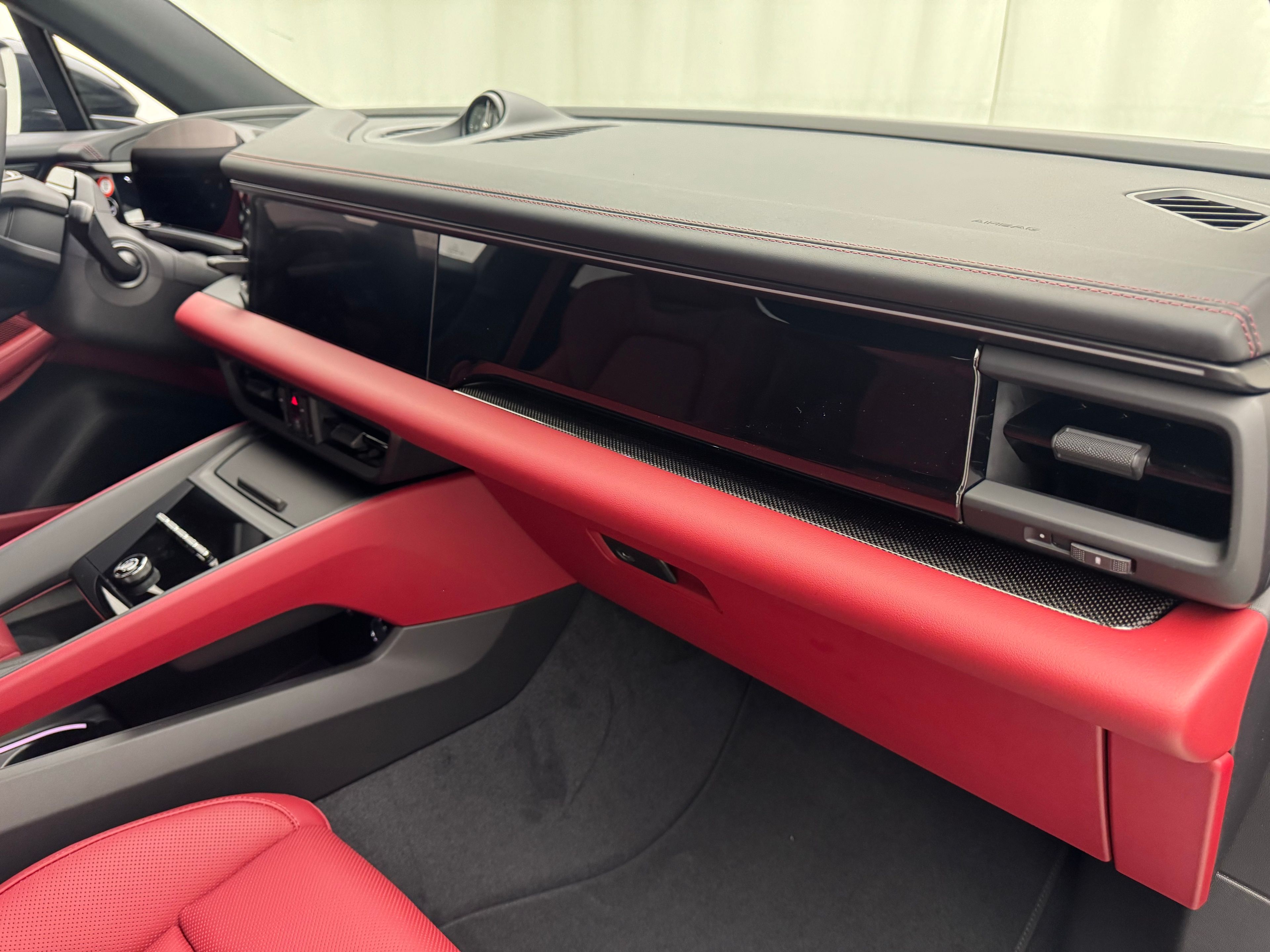 Thumbnail: 2026 Porsche Macan - 32