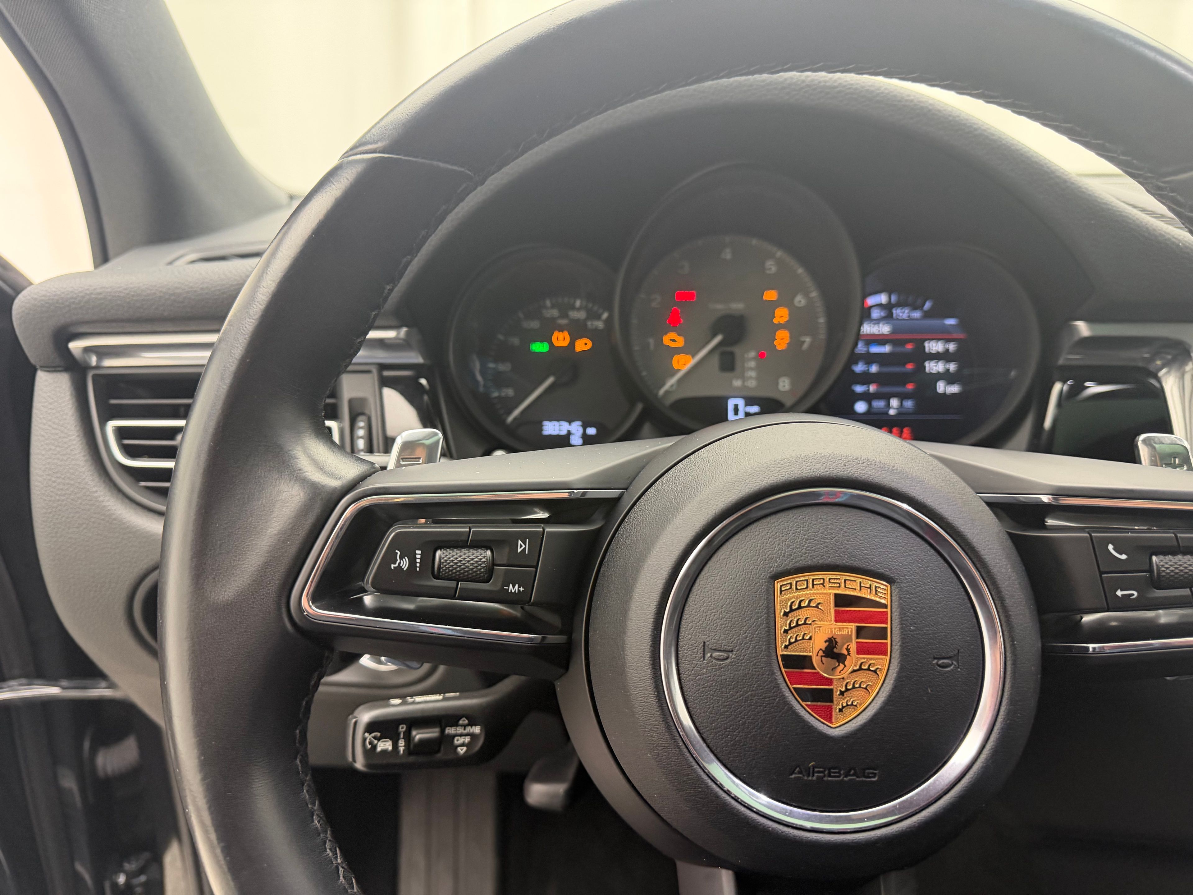 Thumbnail: 2023 Porsche Macan - 29