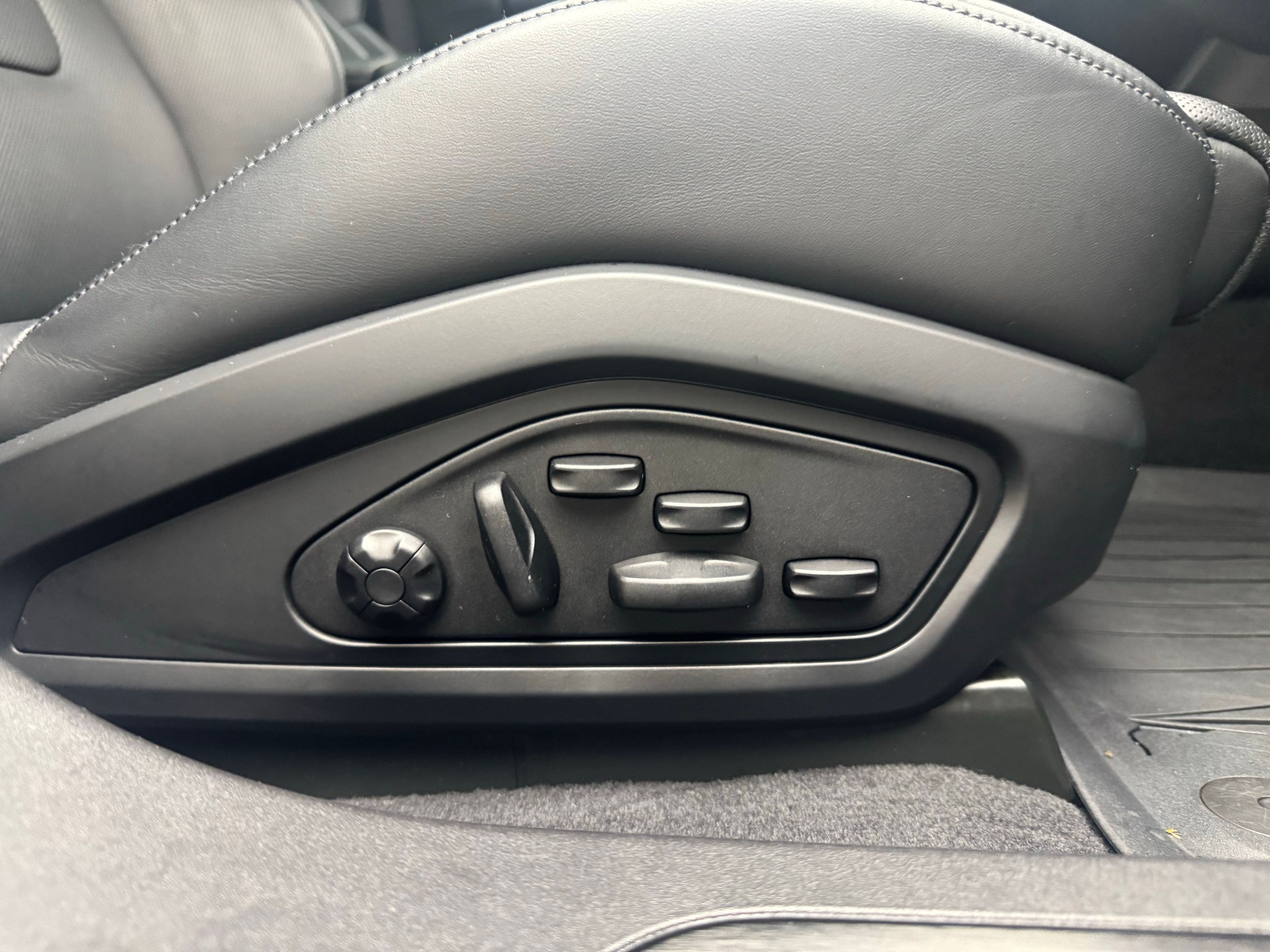 Thumbnail: 2023 Porsche Taycan - 27