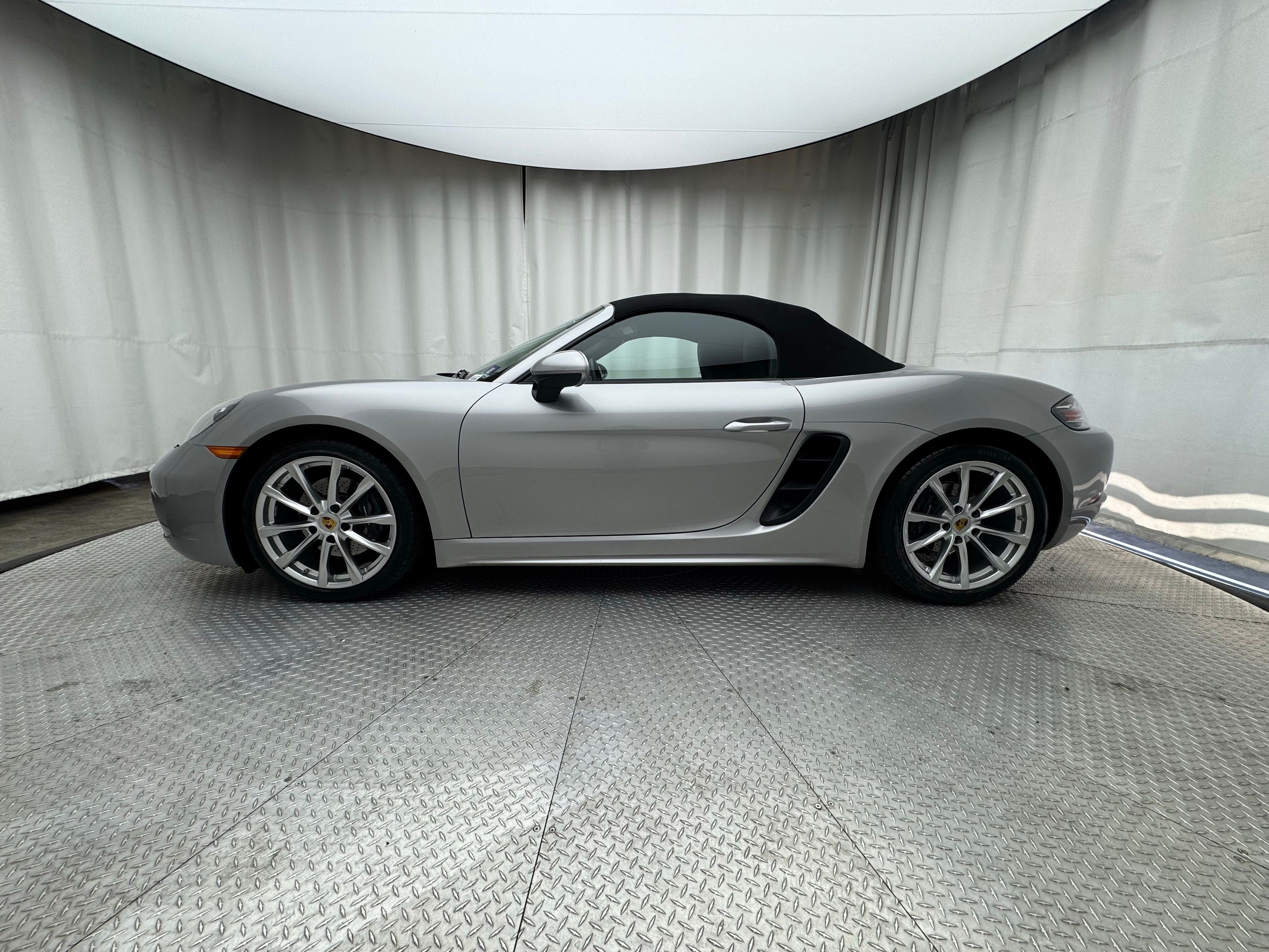 Thumbnail: 2017 Porsche 718 Boxster - 2
