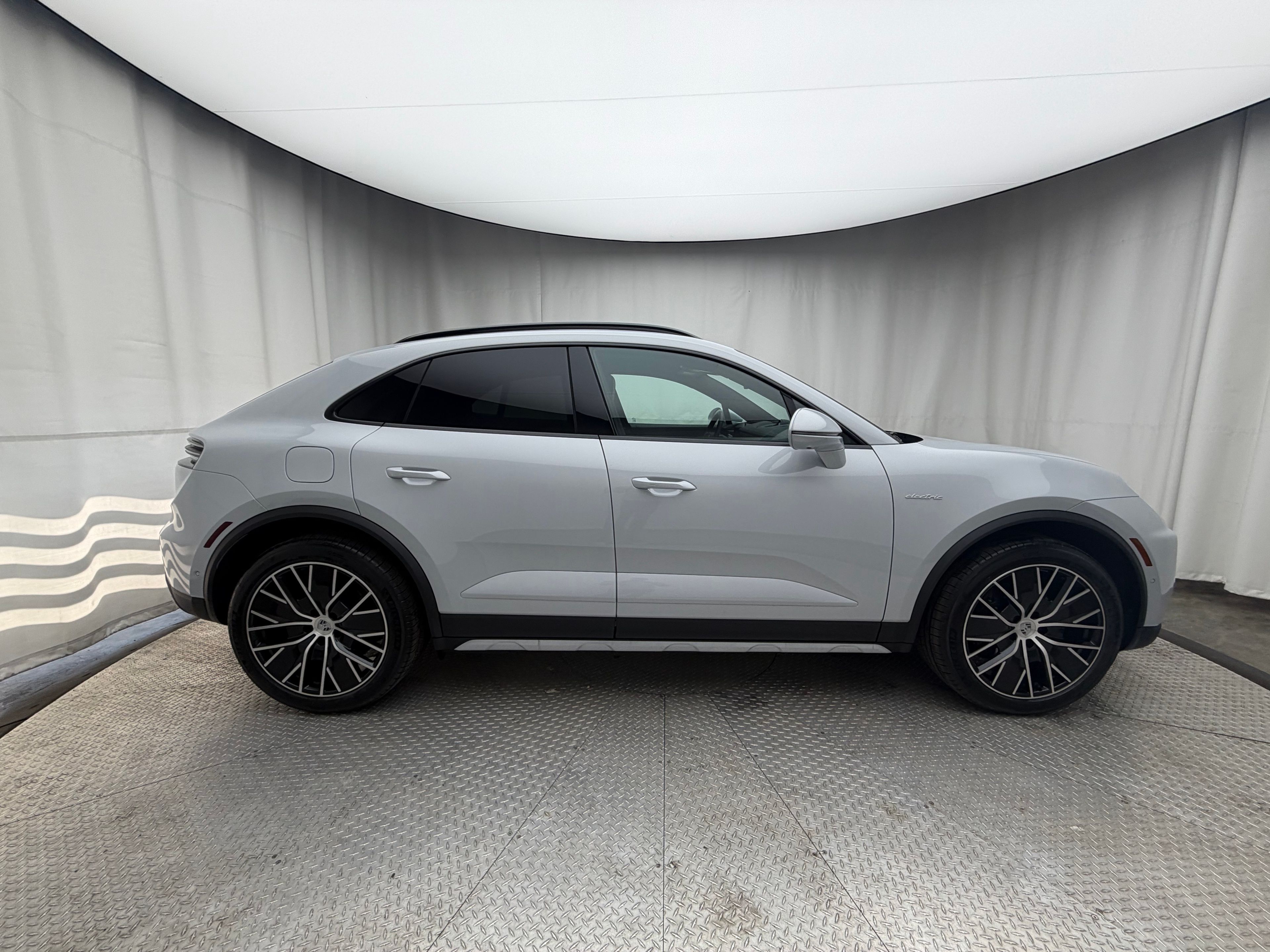Thumbnail: 2026 Porsche Macan - 8