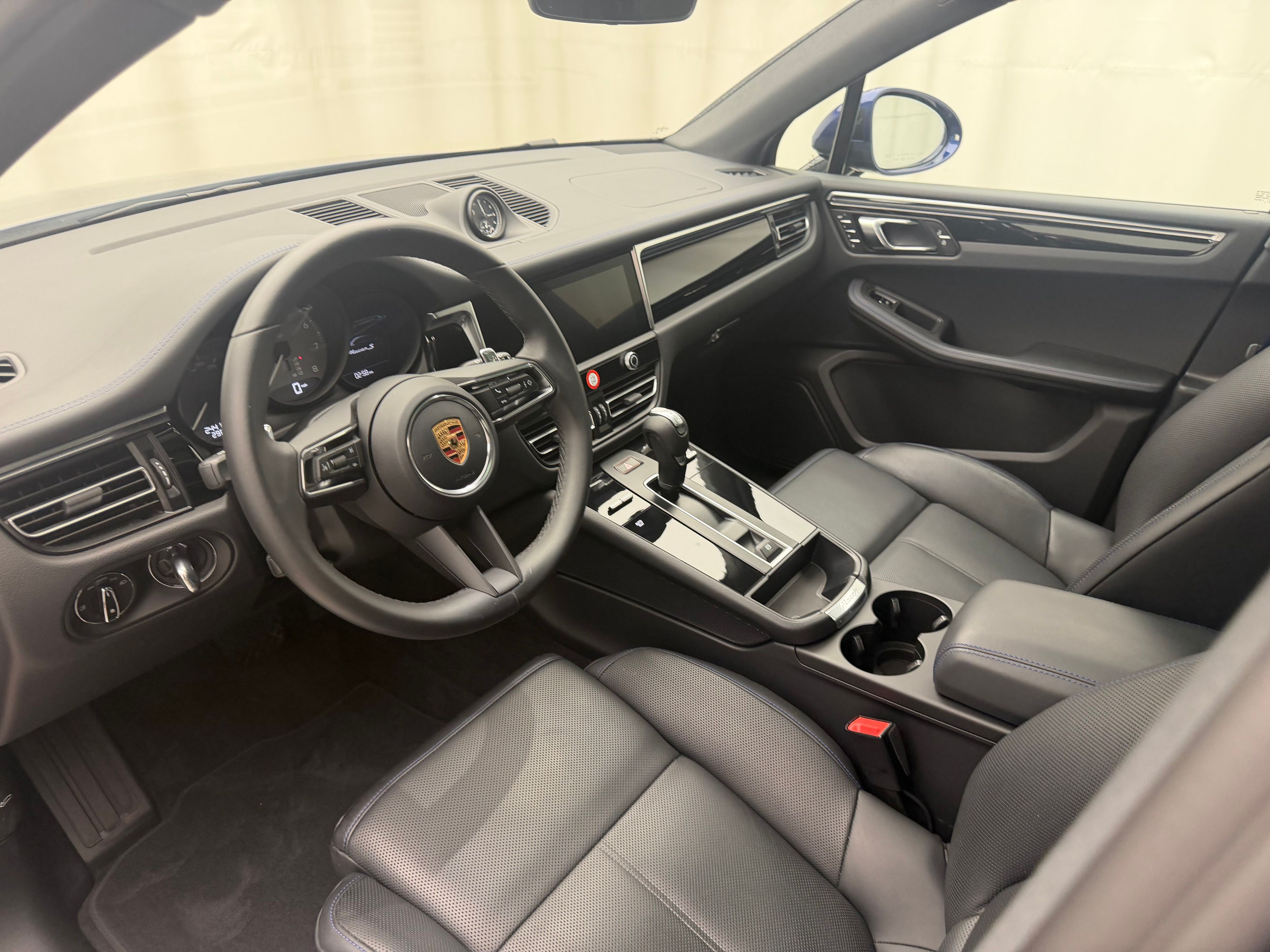 Thumbnail: 2023 Porsche Macan - 4