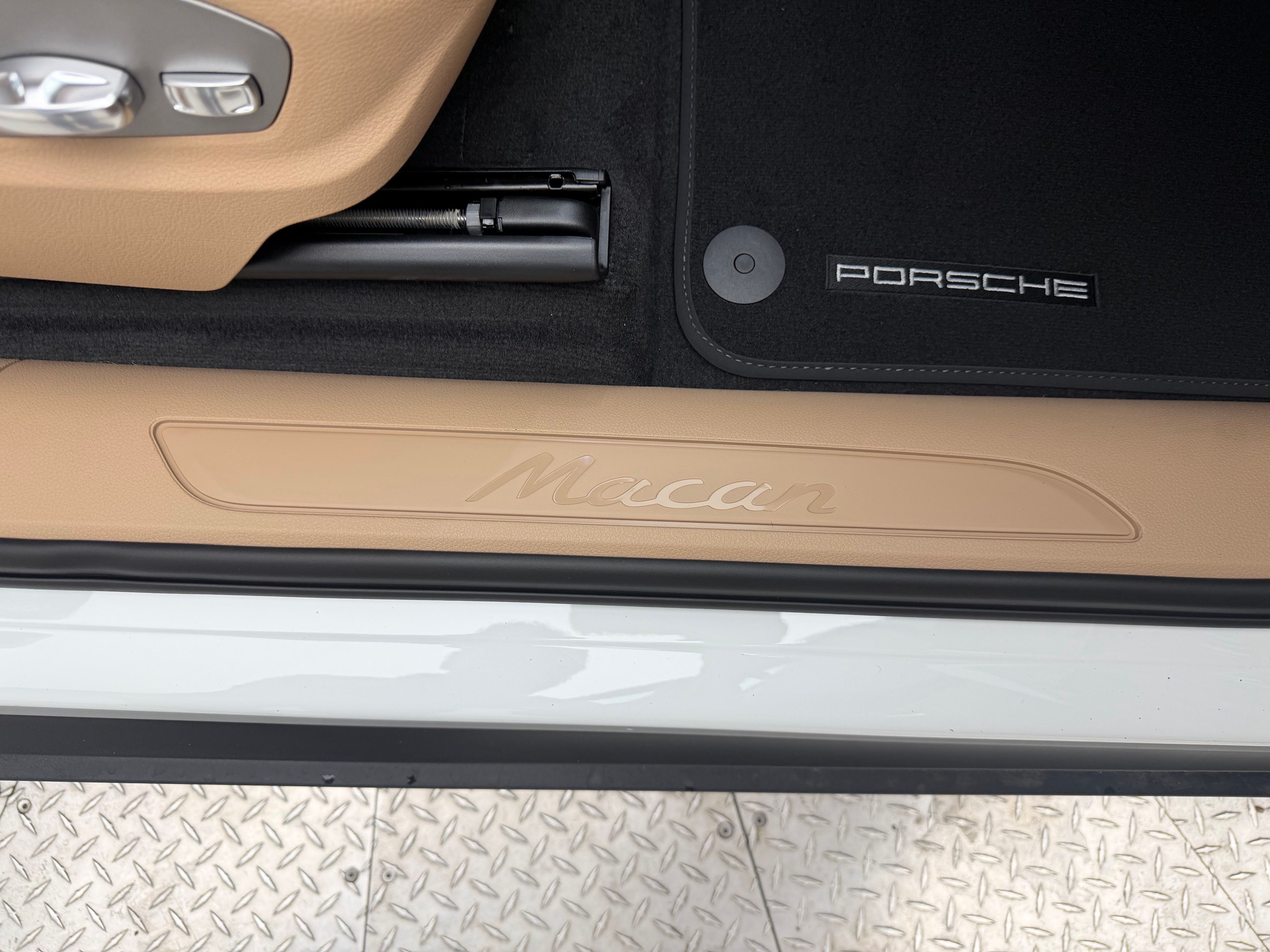 Thumbnail: 2026 Porsche Macan - 22