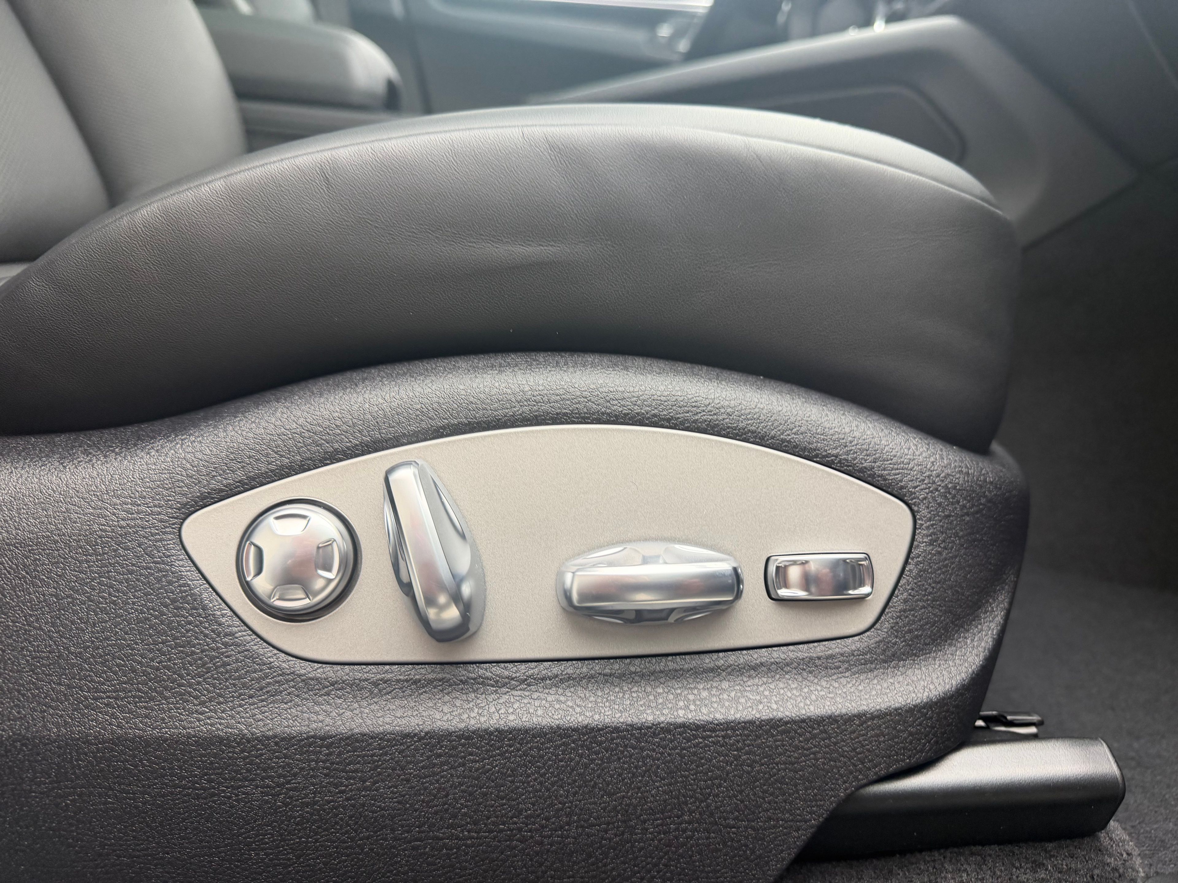 Thumbnail: 2026 Porsche Macan - 24