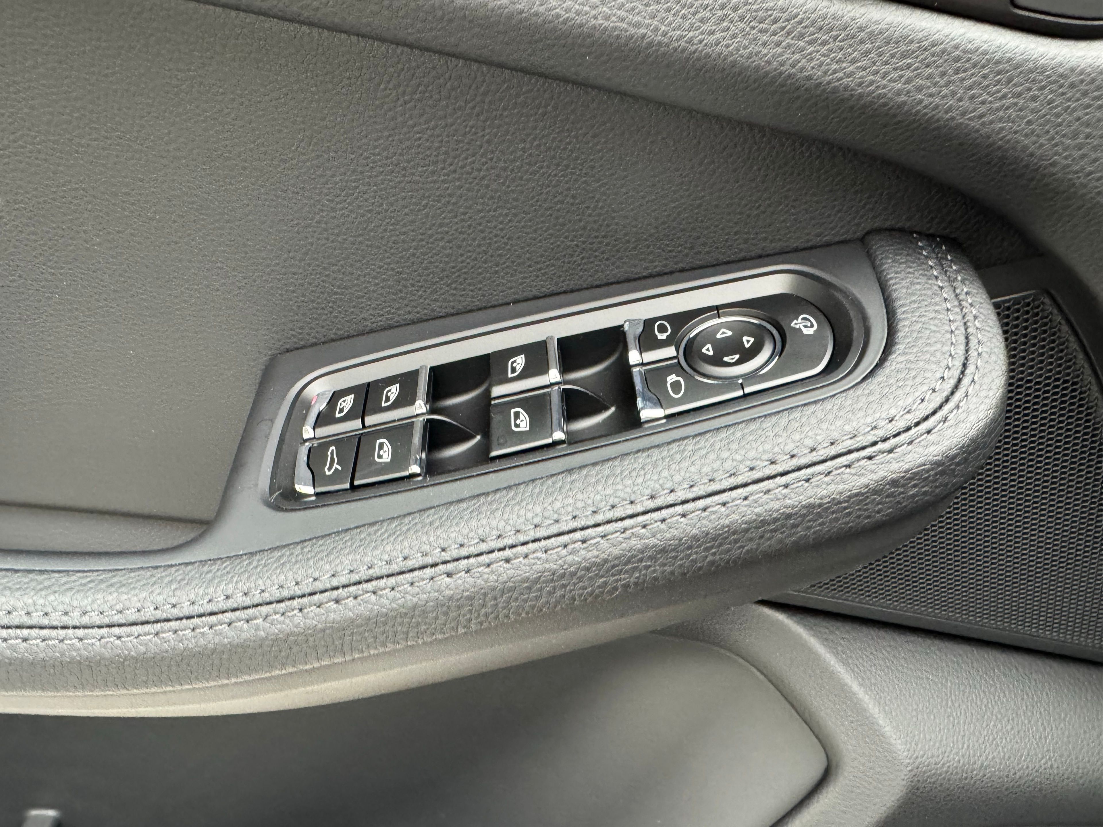 Thumbnail: 2026 Porsche Macan - 32