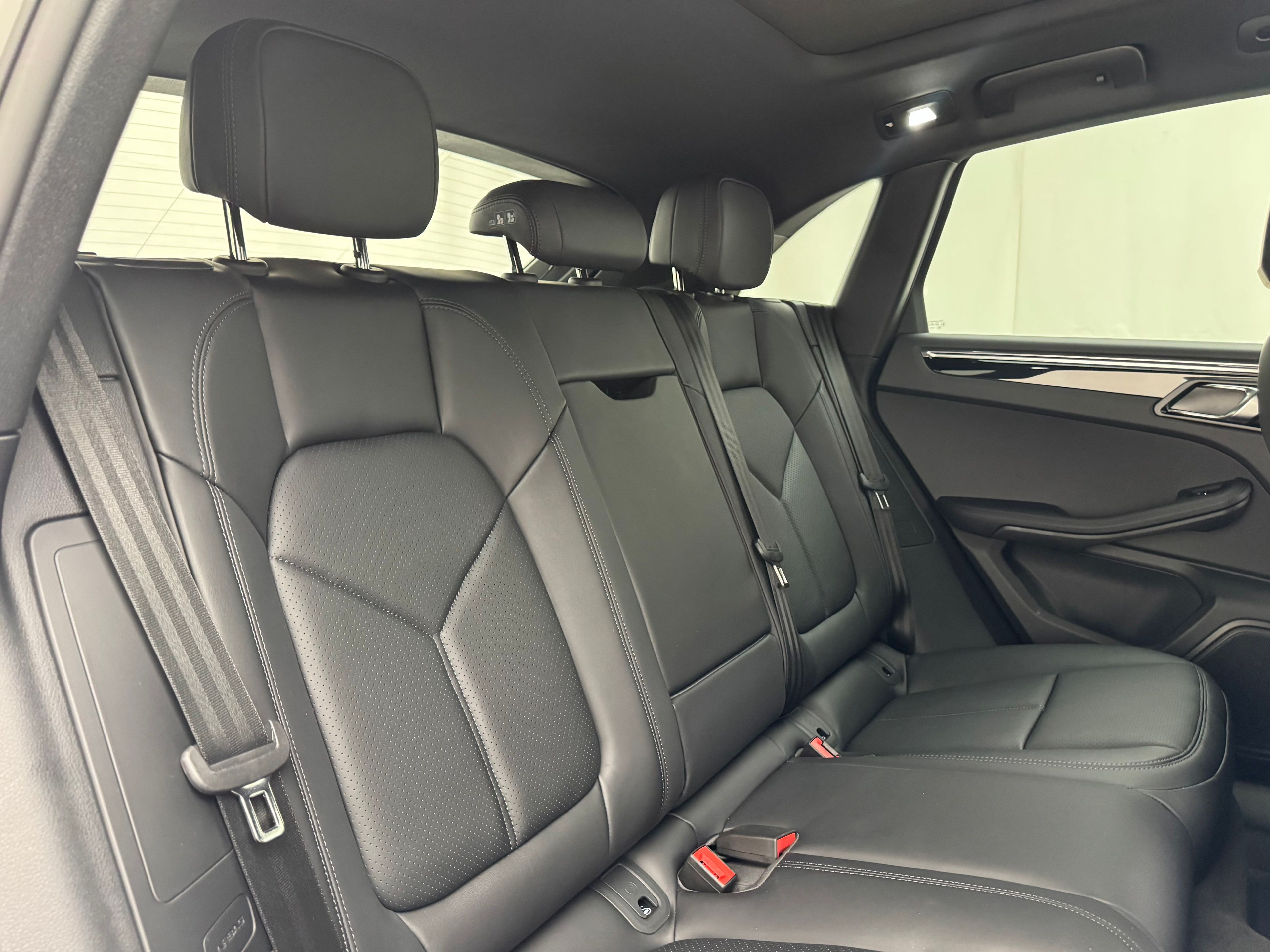Thumbnail: 2026 Porsche Macan - 25