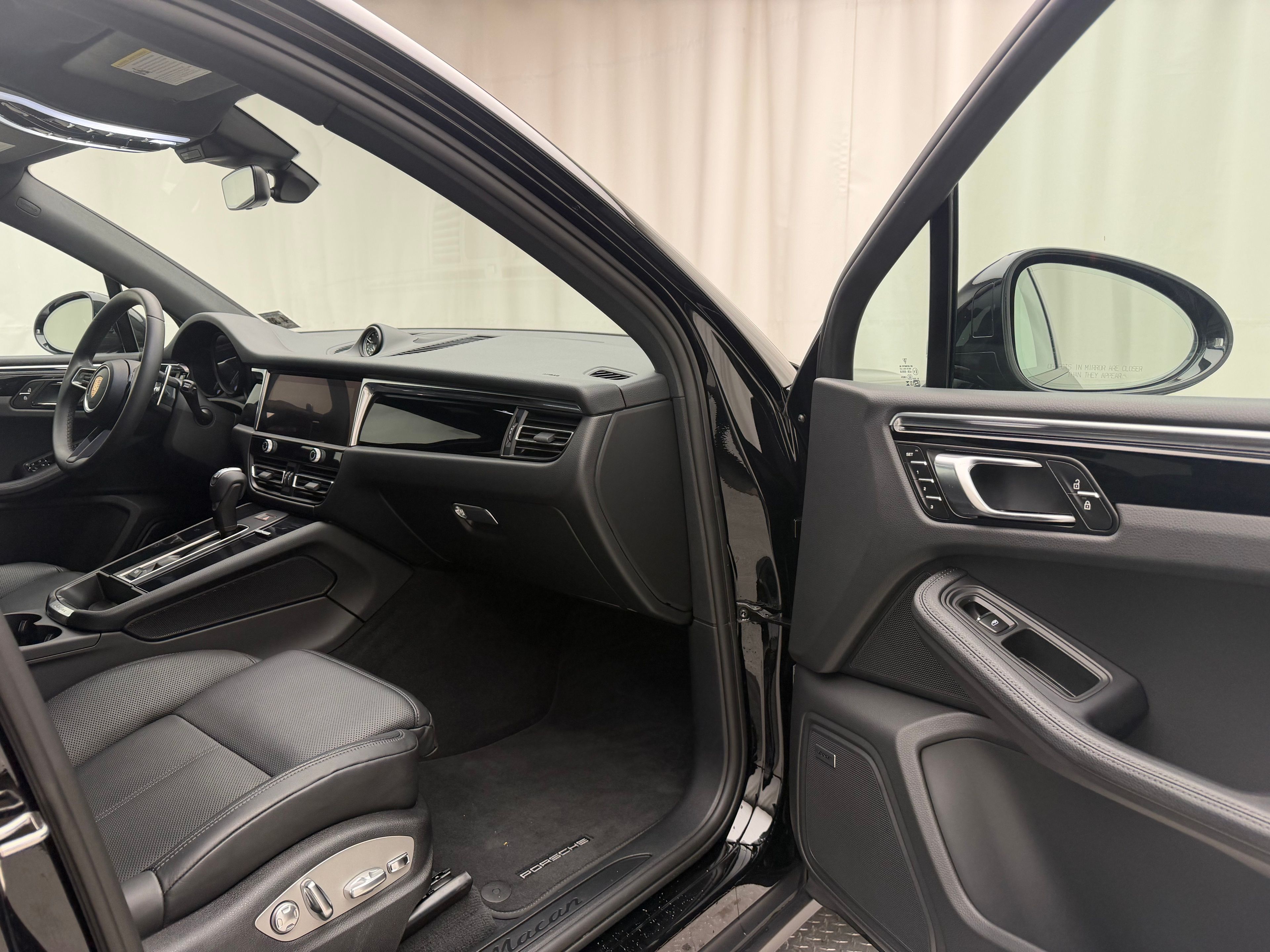 Thumbnail: 2025 Porsche Macan - 17