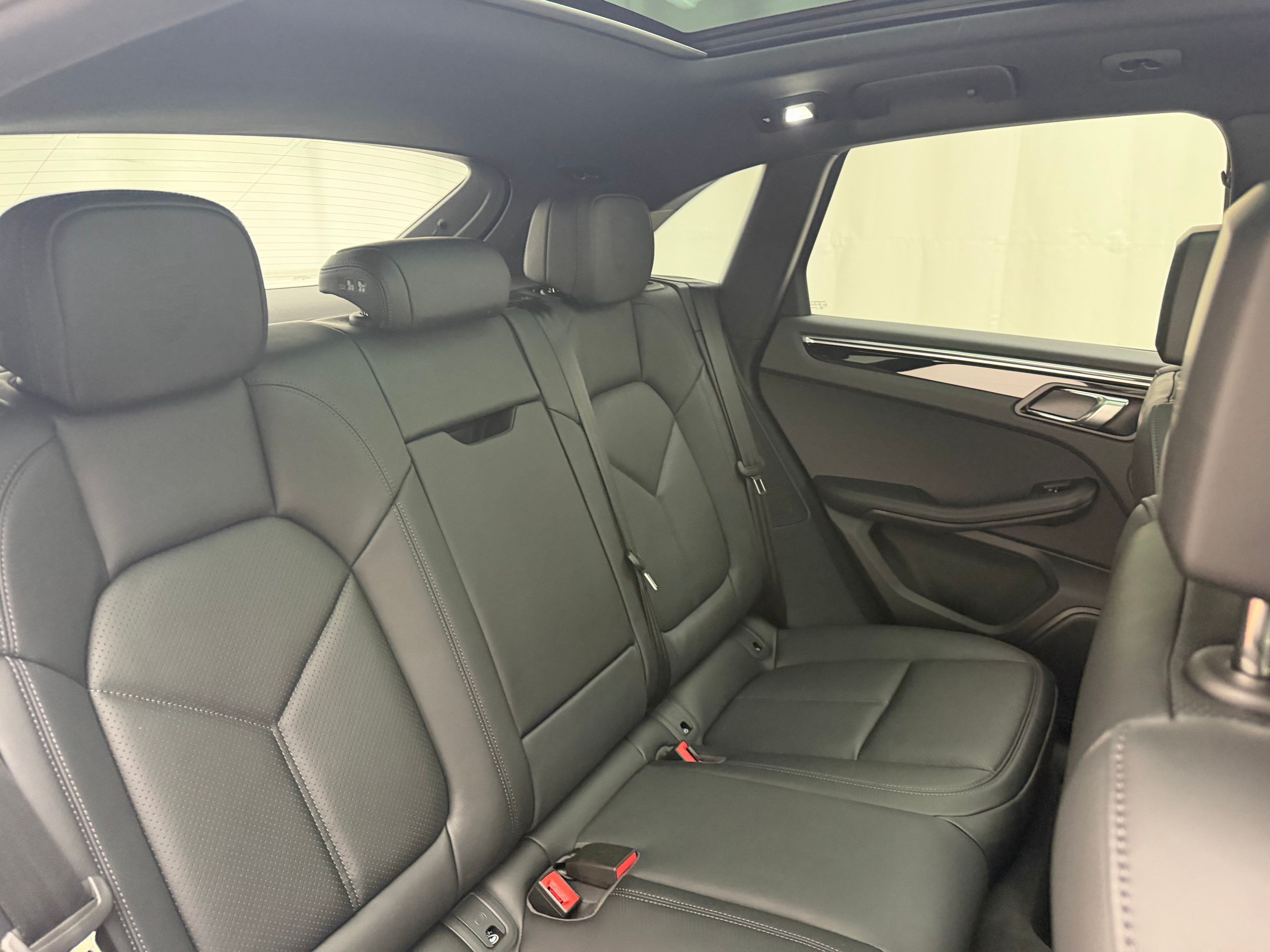 Thumbnail: 2026 Porsche Macan - 23