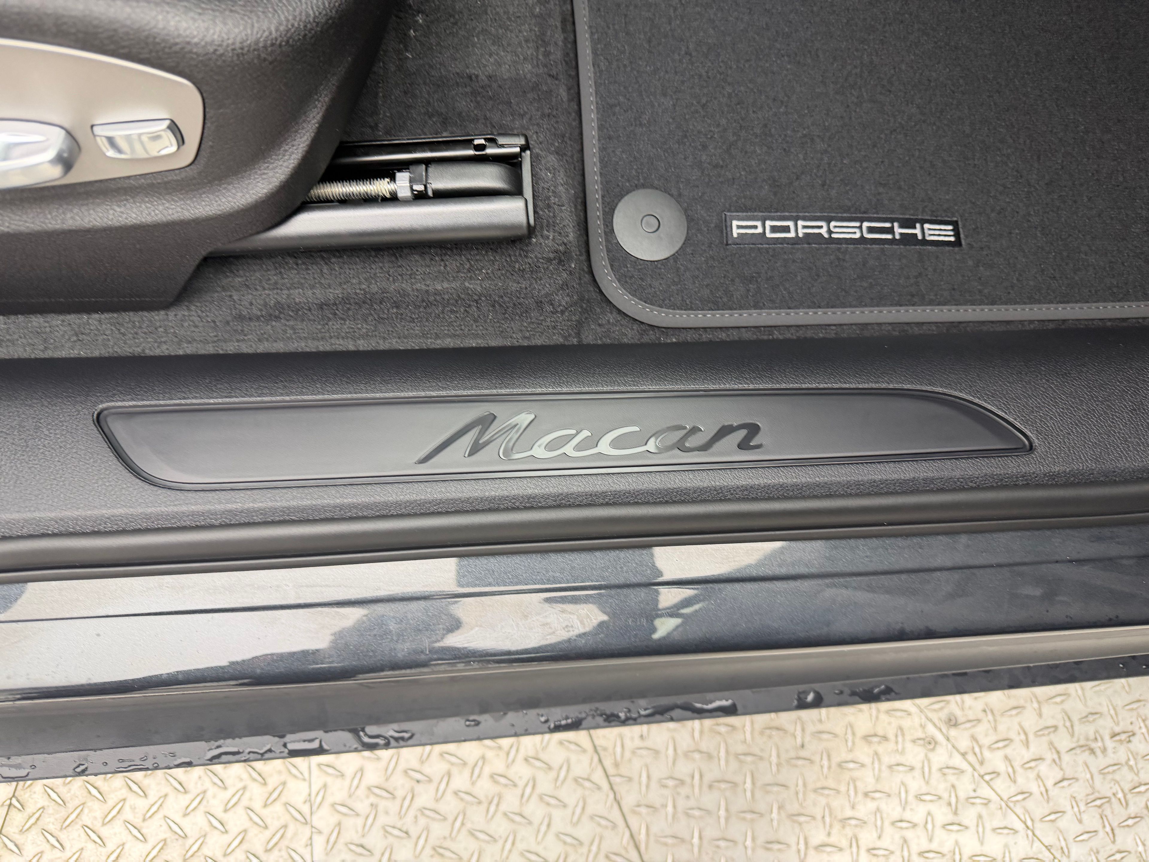 Thumbnail: 2026 Porsche Macan - 17