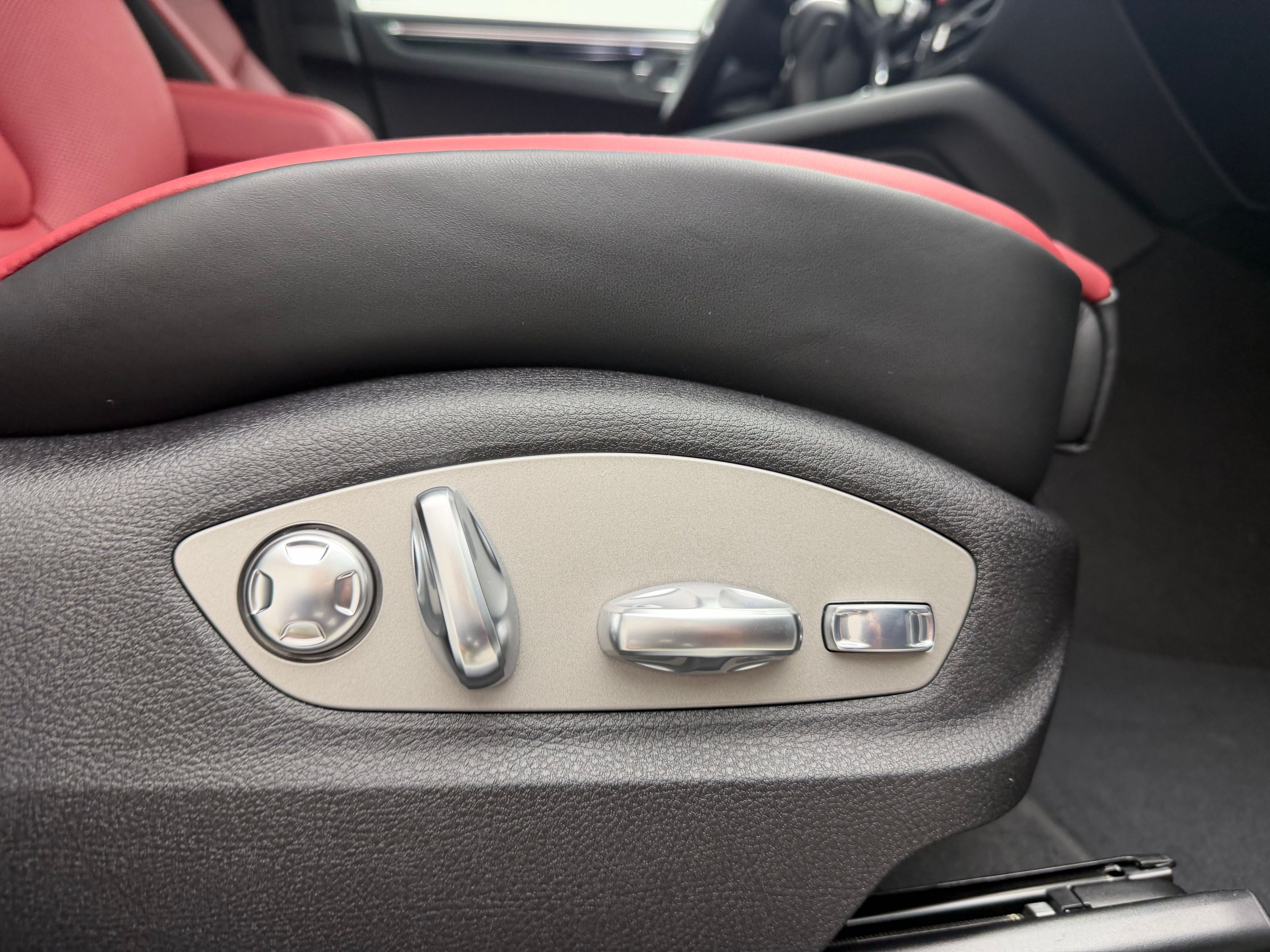 Thumbnail: 2026 Porsche Macan - 20