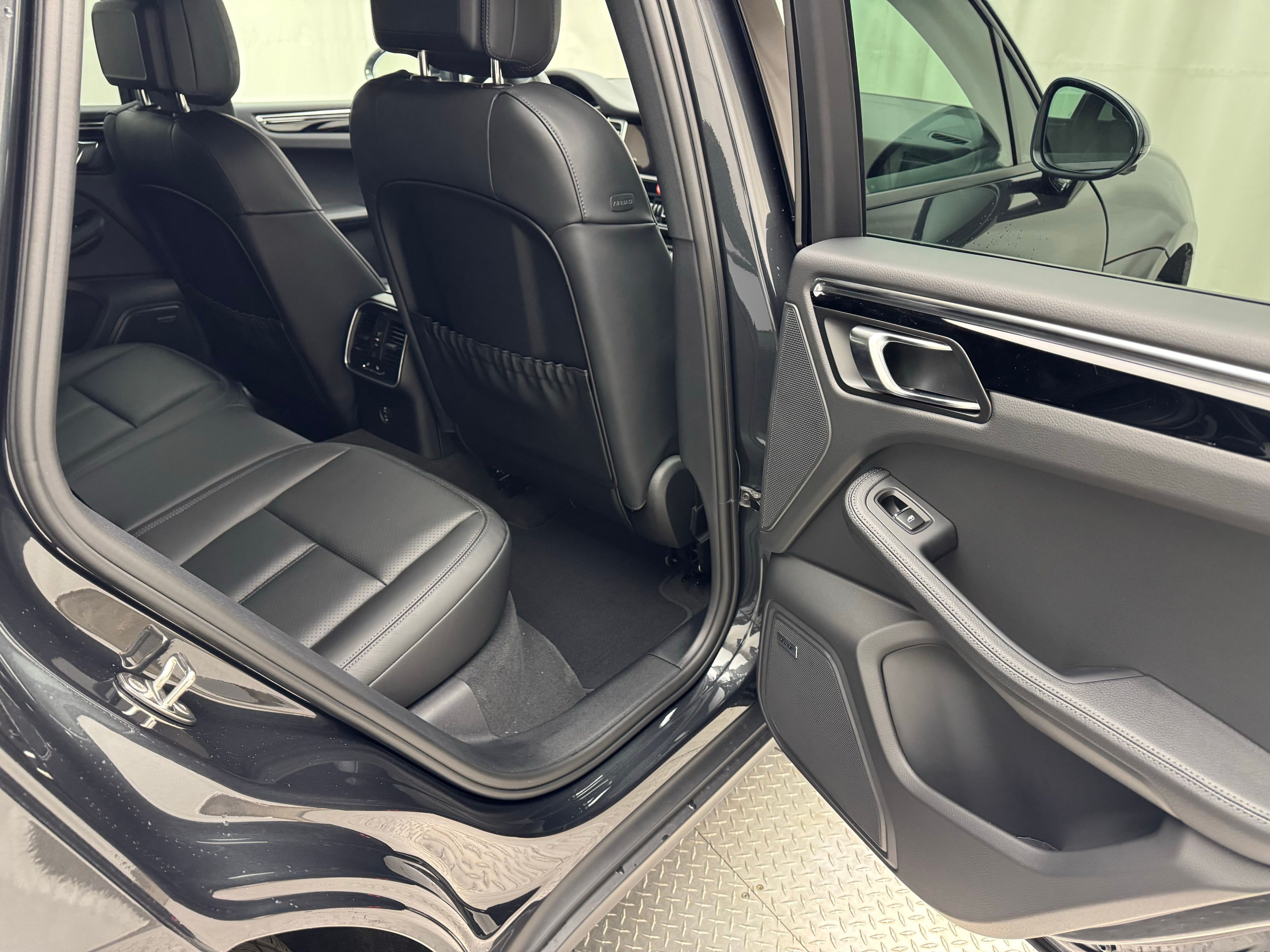 Thumbnail: 2026 Porsche Macan - 14