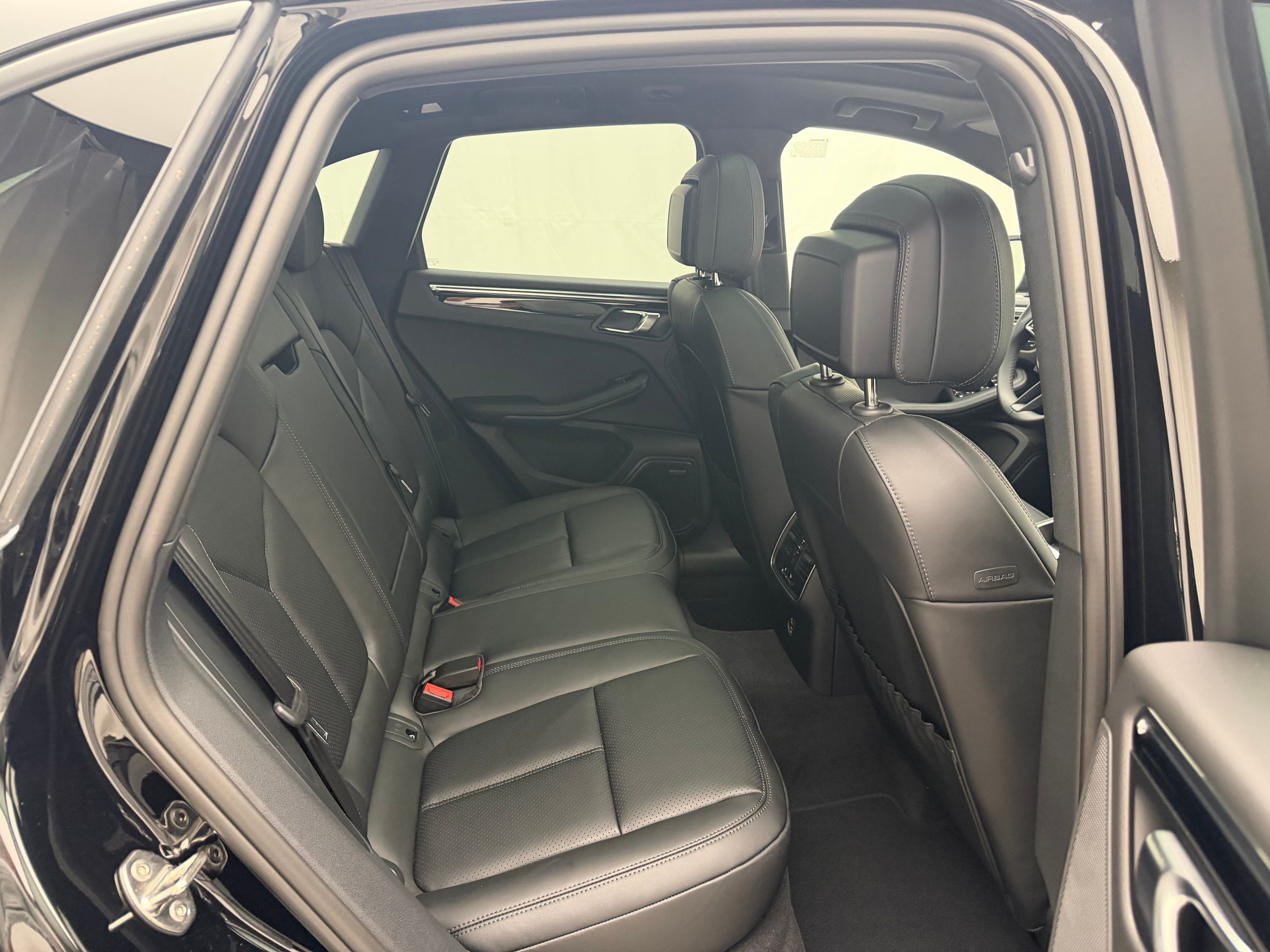 Thumbnail: 2026 Porsche Macan - 21