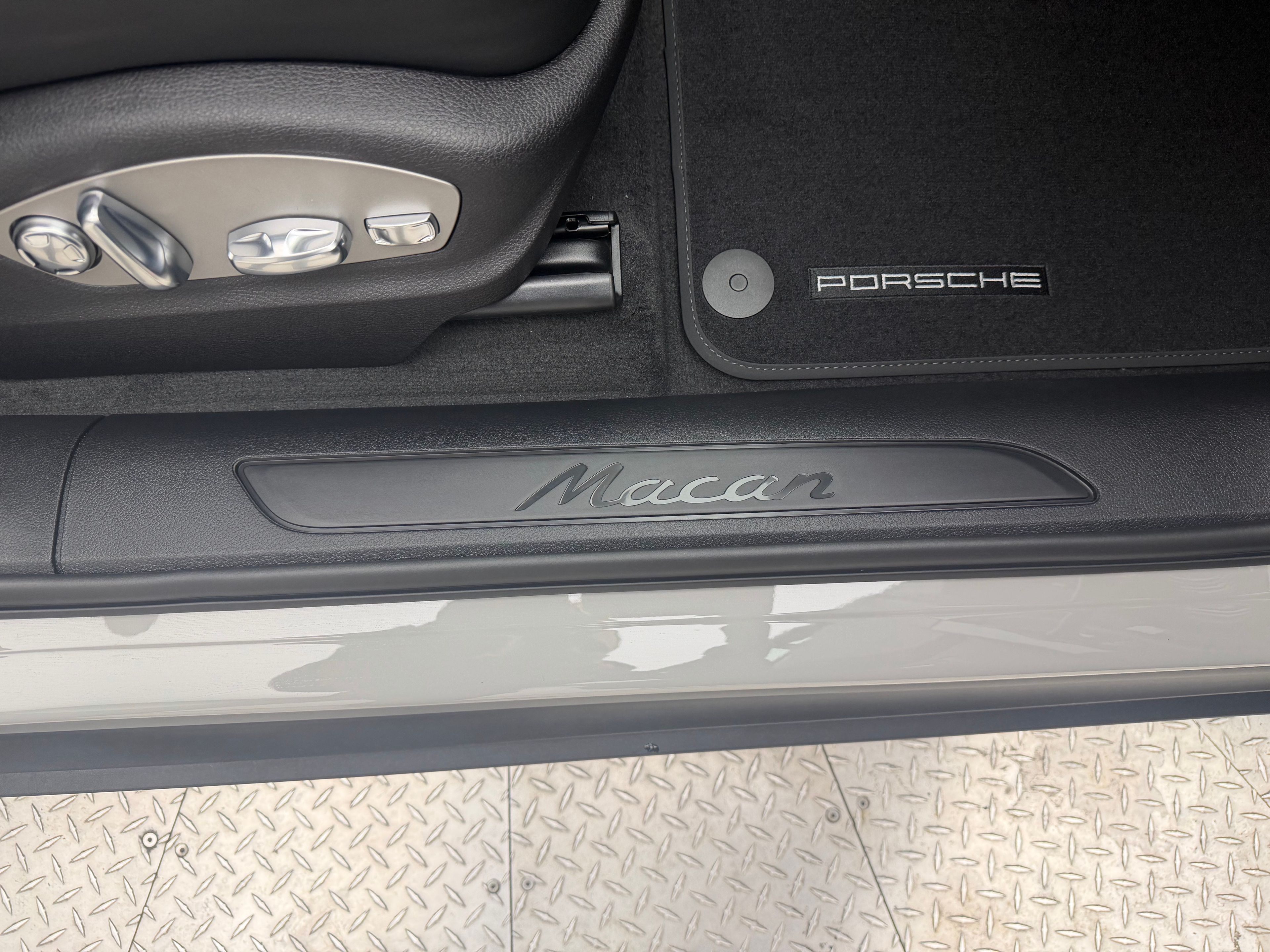 Thumbnail: 2026 Porsche Macan - 19