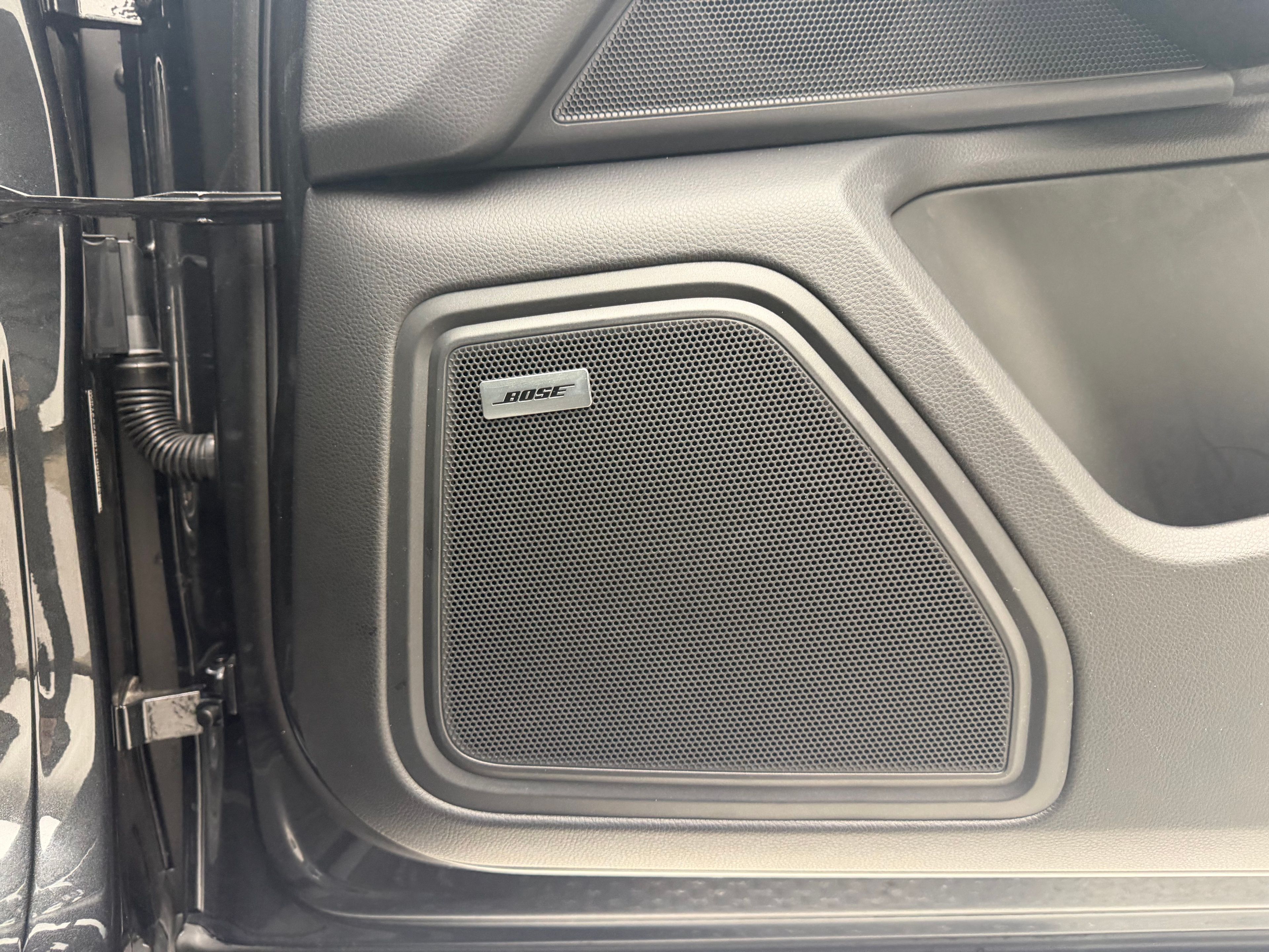 Thumbnail: 2026 Porsche Macan - 21