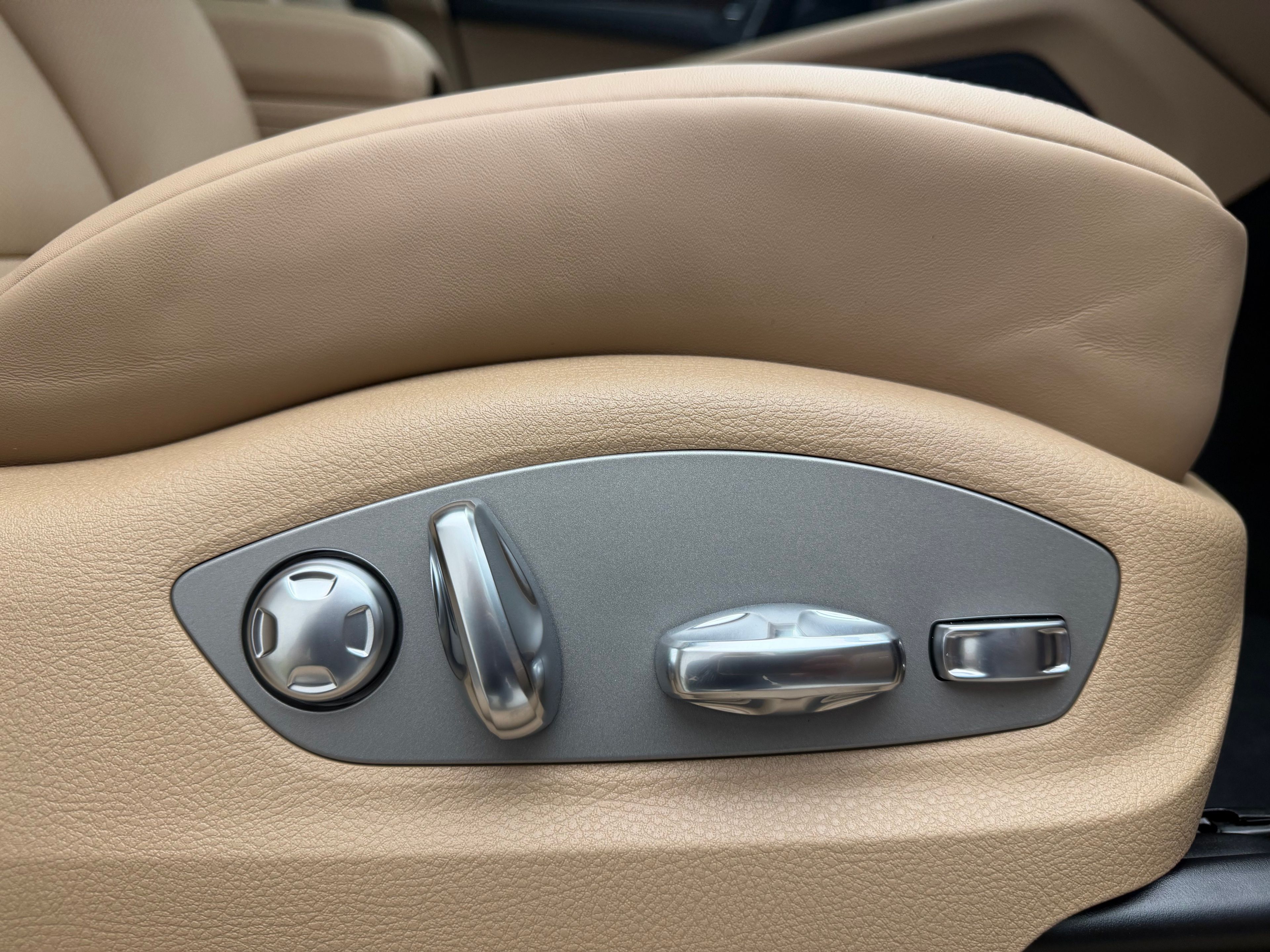 Thumbnail: 2026 Porsche Macan - 23