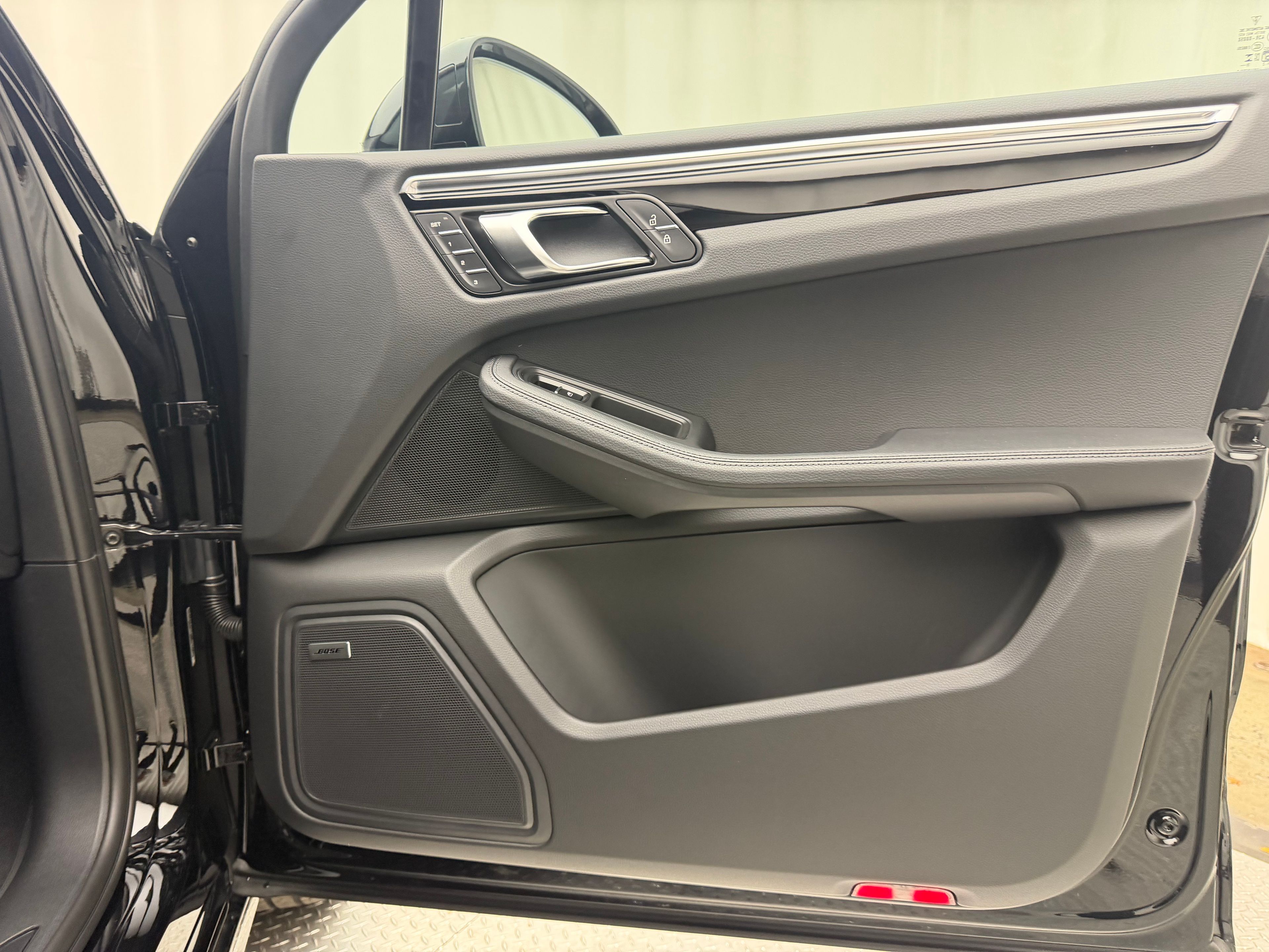 Thumbnail: 2026 Porsche Macan - 20