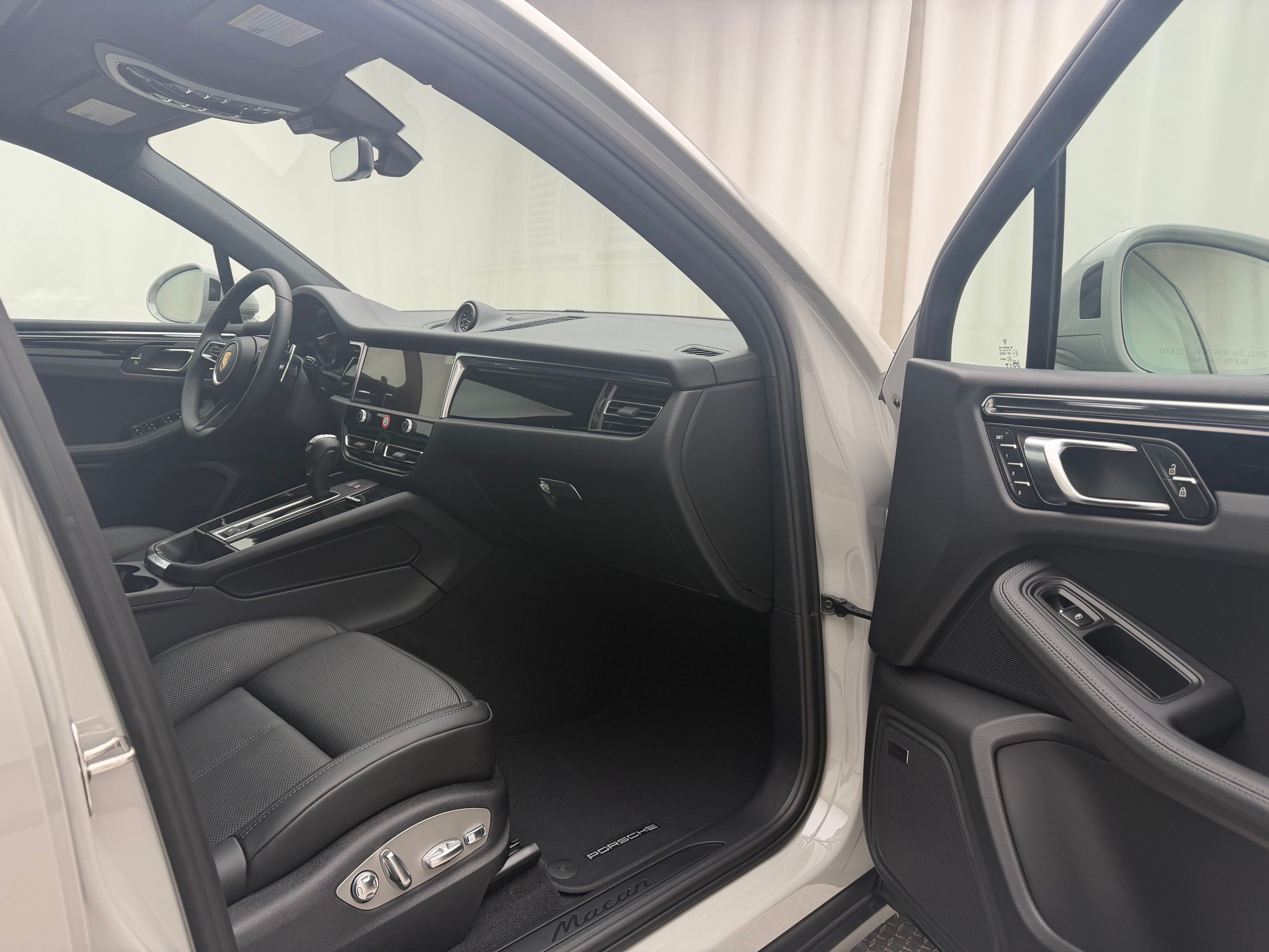 Thumbnail: 2026 Porsche Macan - 17