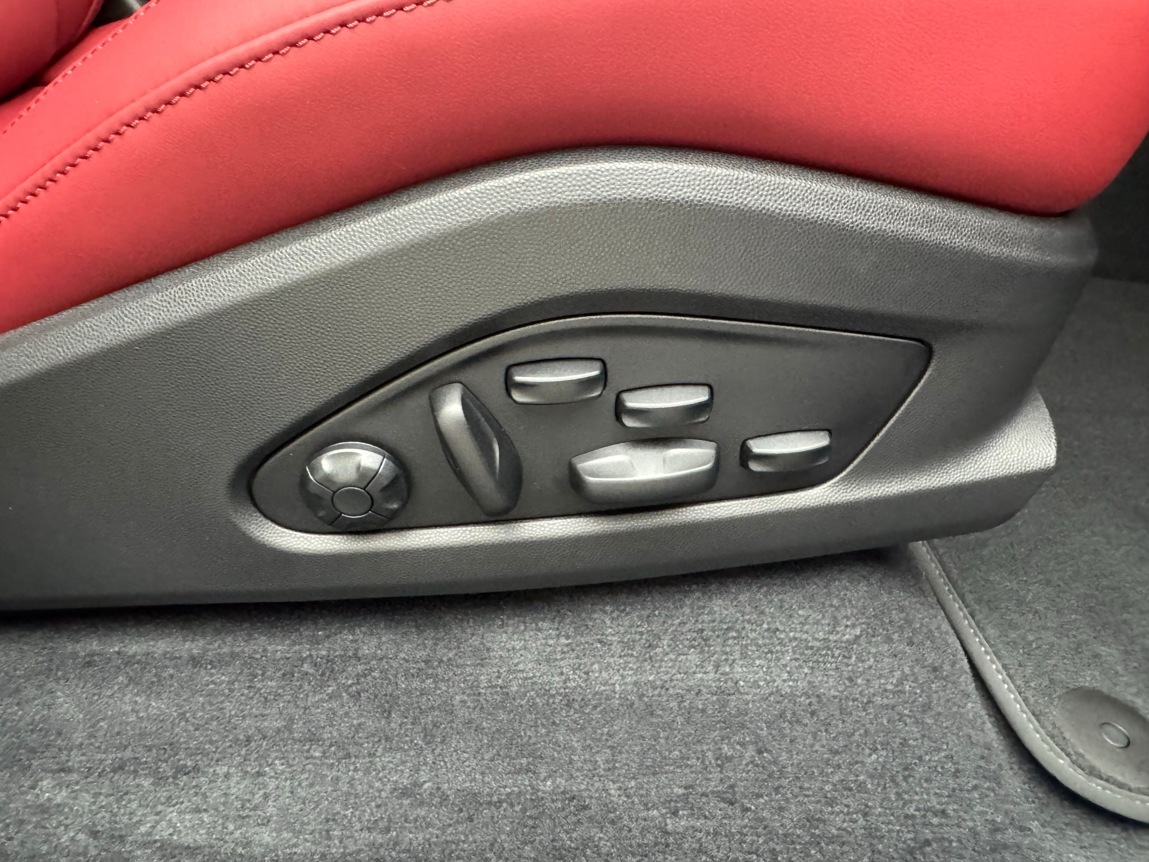 Thumbnail: 2026 Porsche Macan - 31