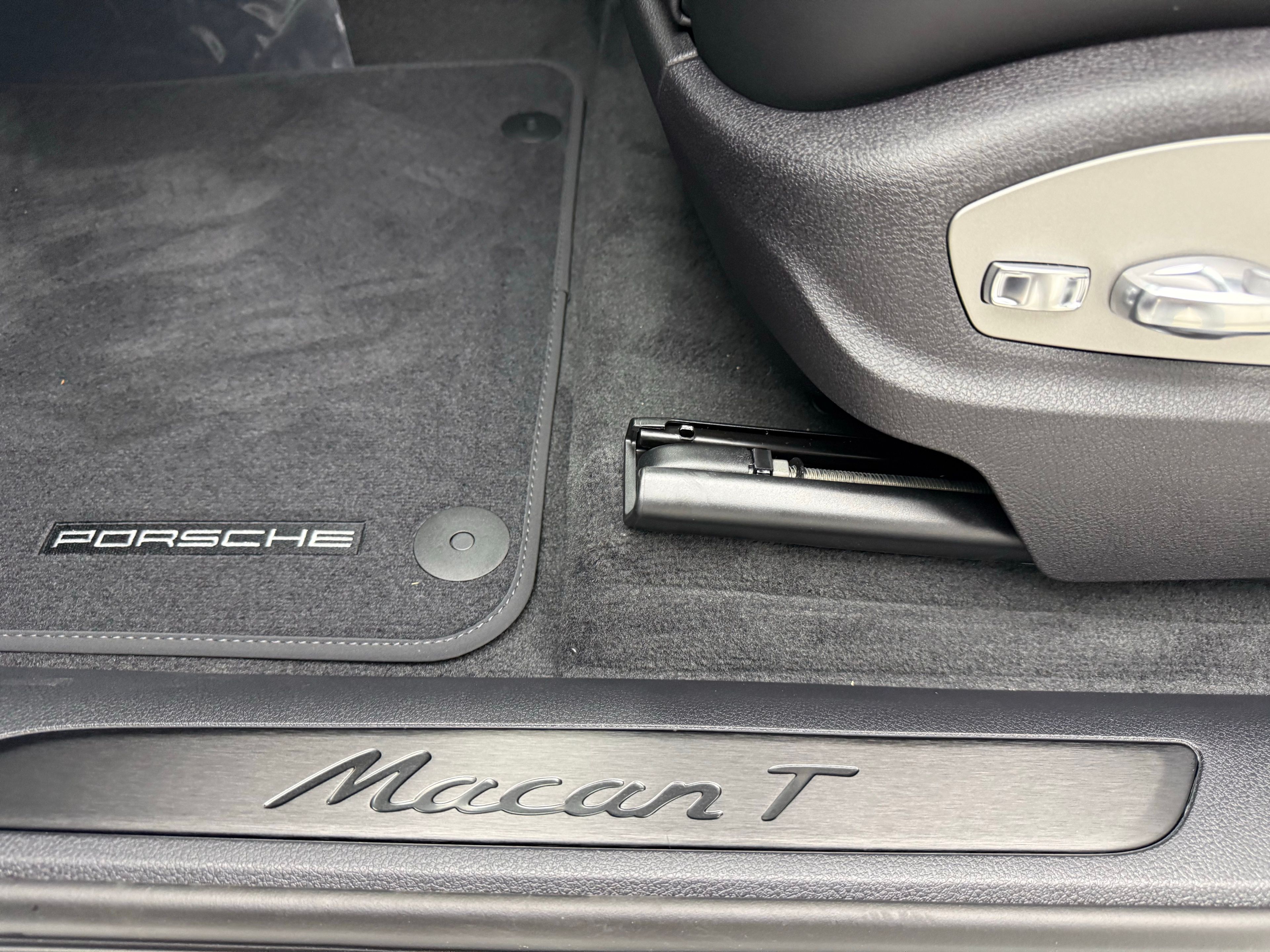 Thumbnail: 2026 Porsche Macan - 32