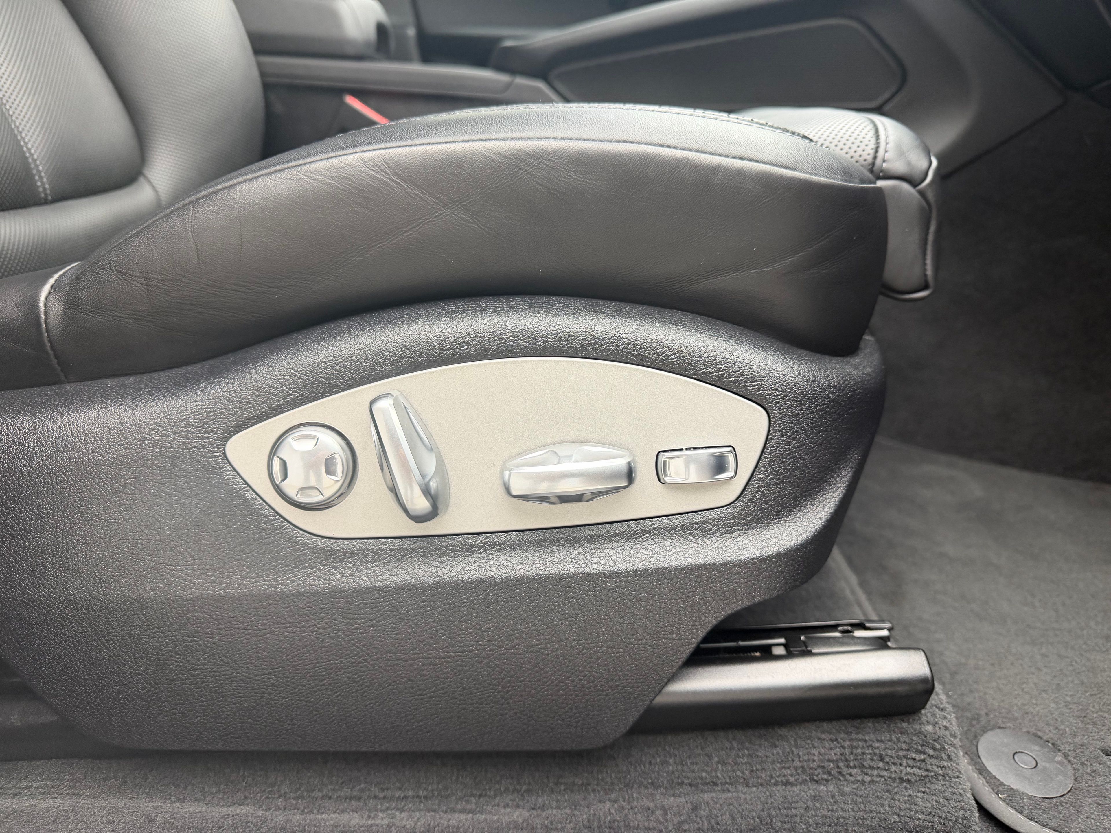 Thumbnail: 2023 Porsche Macan - 24