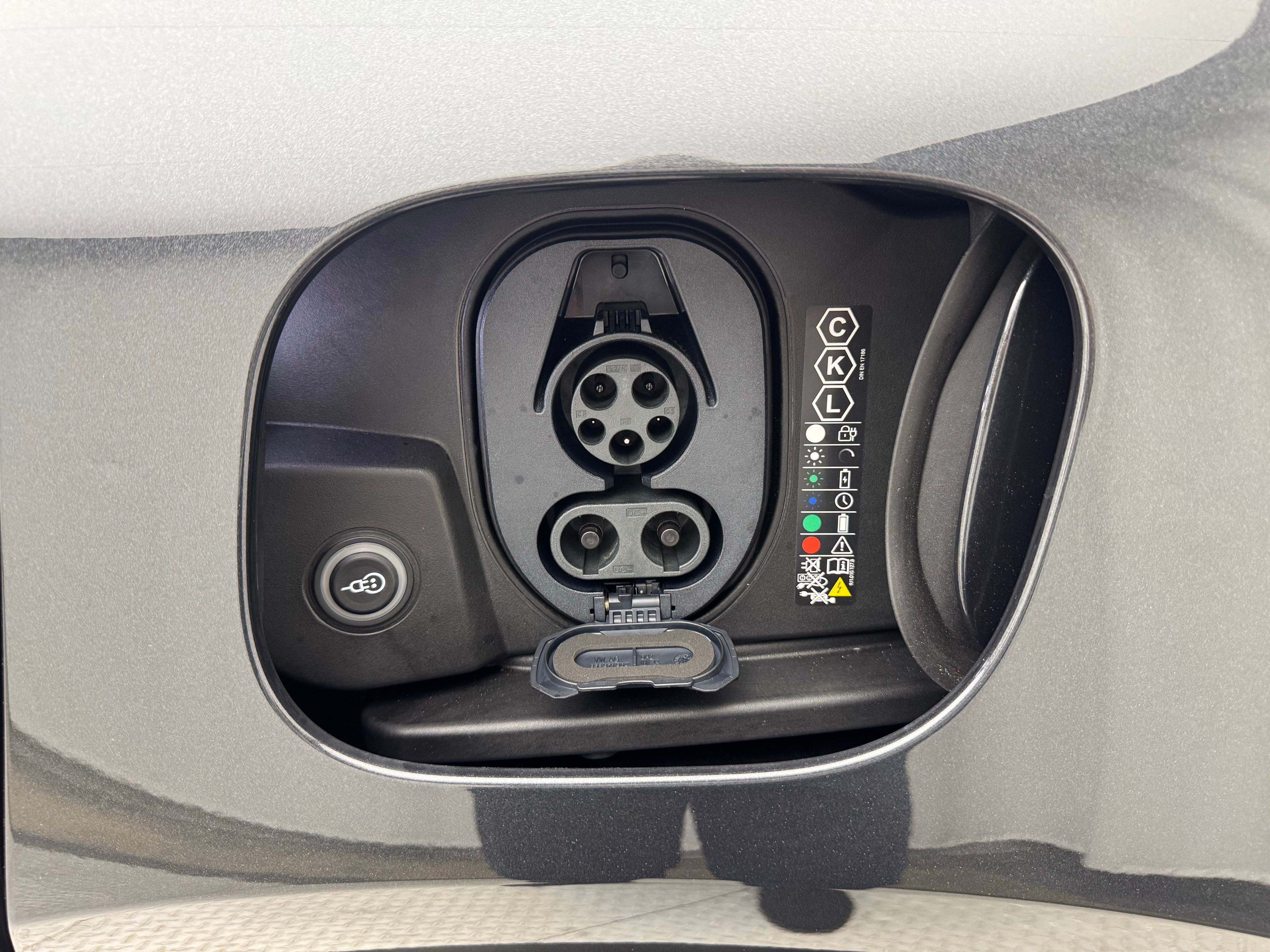 Thumbnail: 2026 Porsche Macan - 25