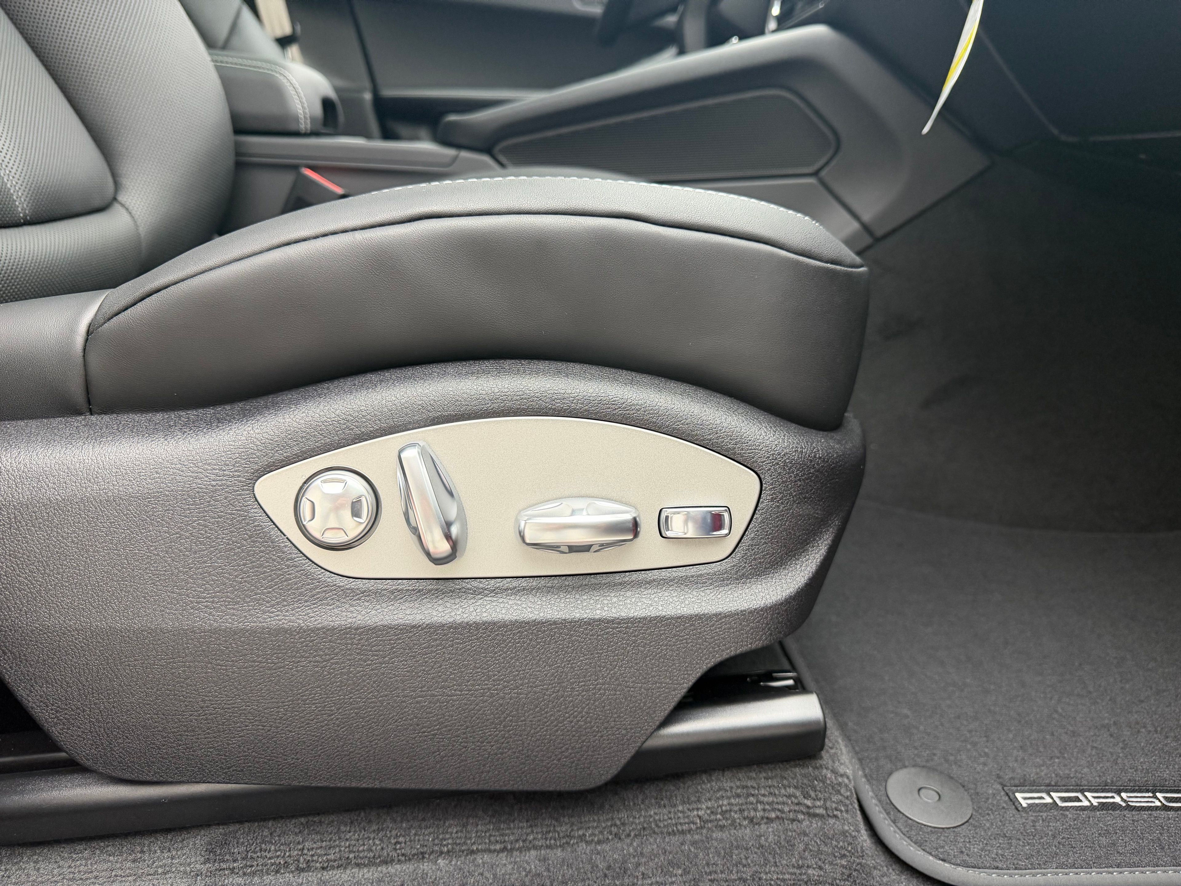 Thumbnail: 2026 Porsche Macan - 24