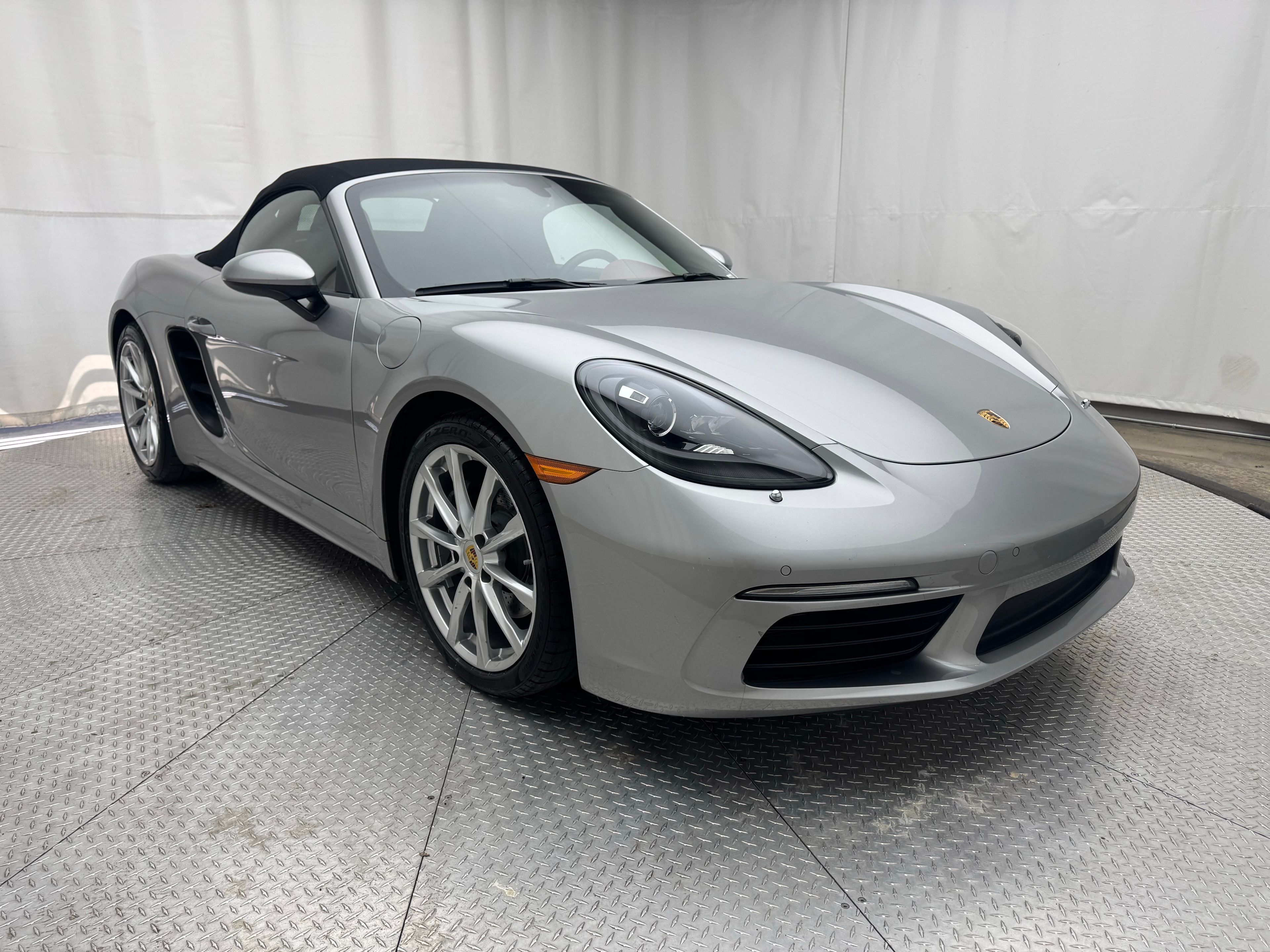 Thumbnail: 2017 Porsche 718 Boxster - 16