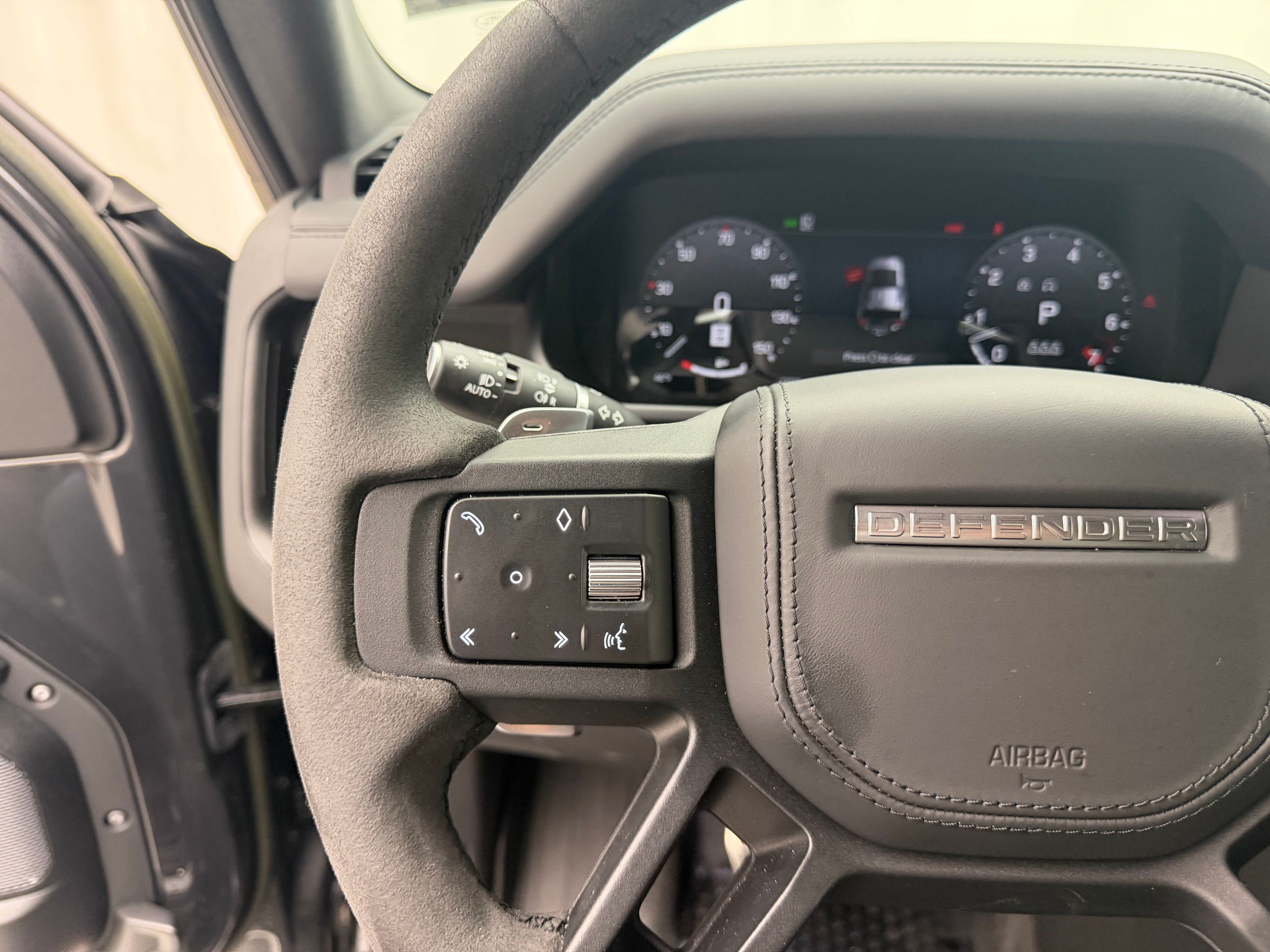 Thumbnail: 2023 Land Rover Defender - 28