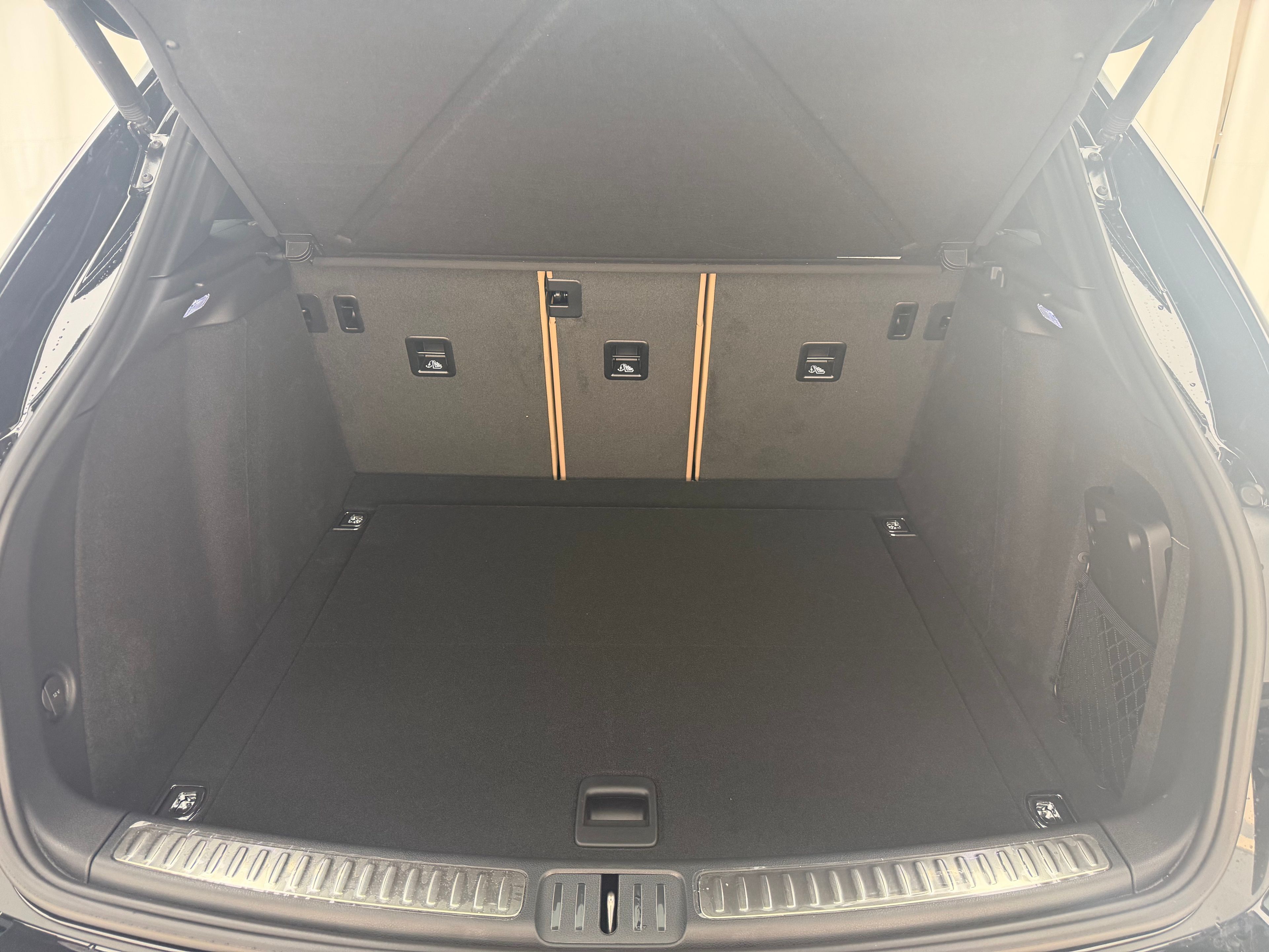 Thumbnail: 2026 Porsche Macan - 24