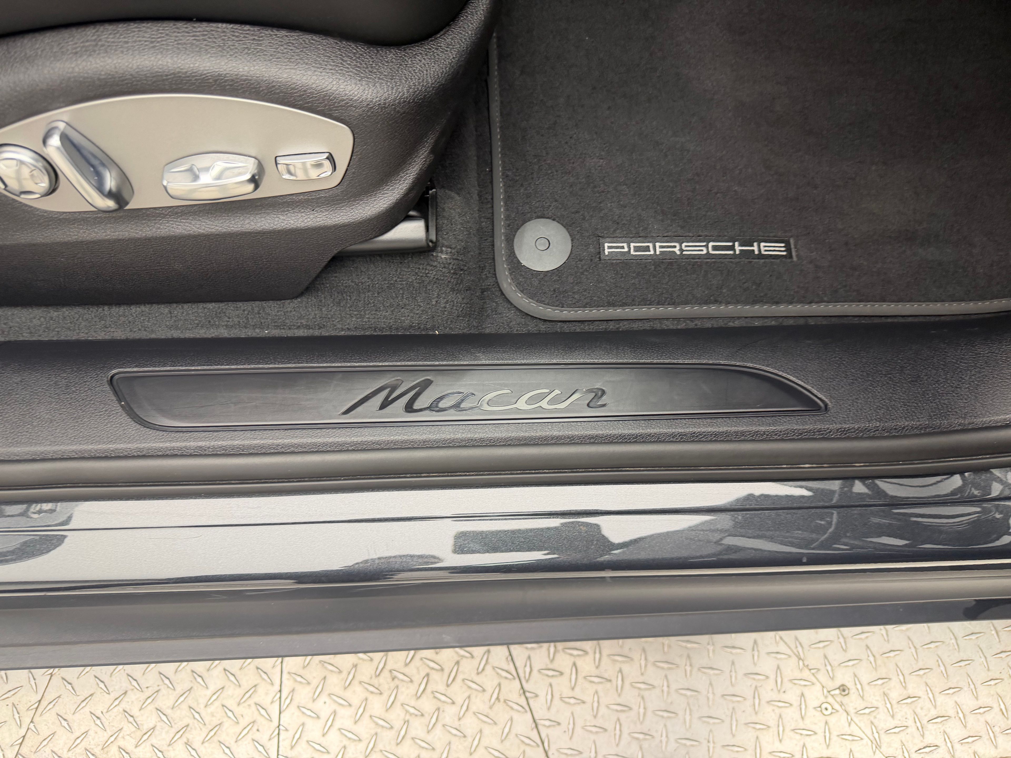 Thumbnail: 2026 Porsche Macan - 19