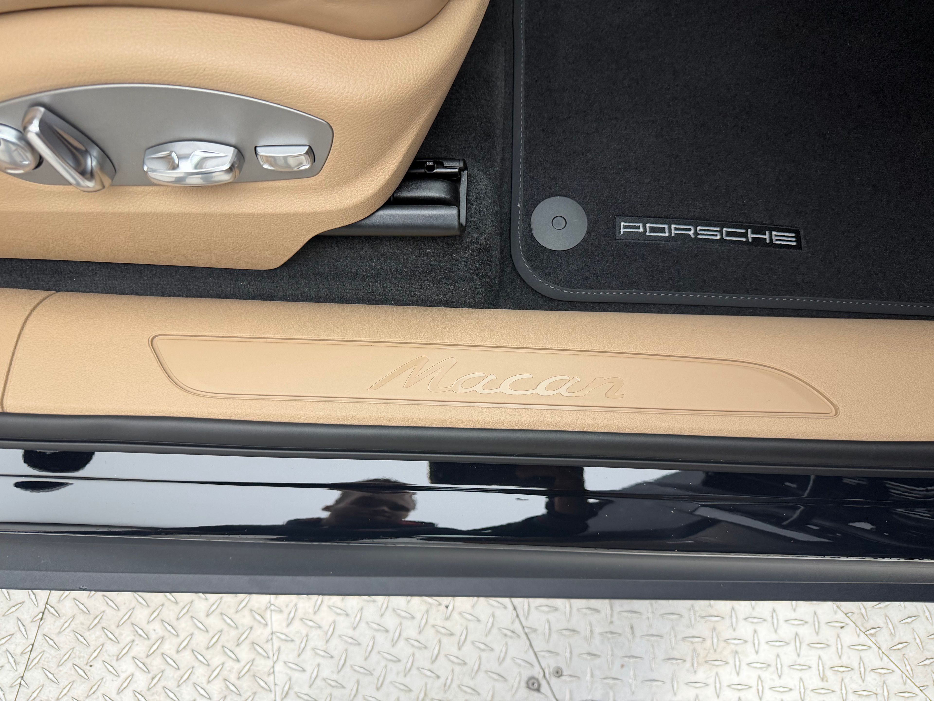 Thumbnail: 2026 Porsche Macan - 18