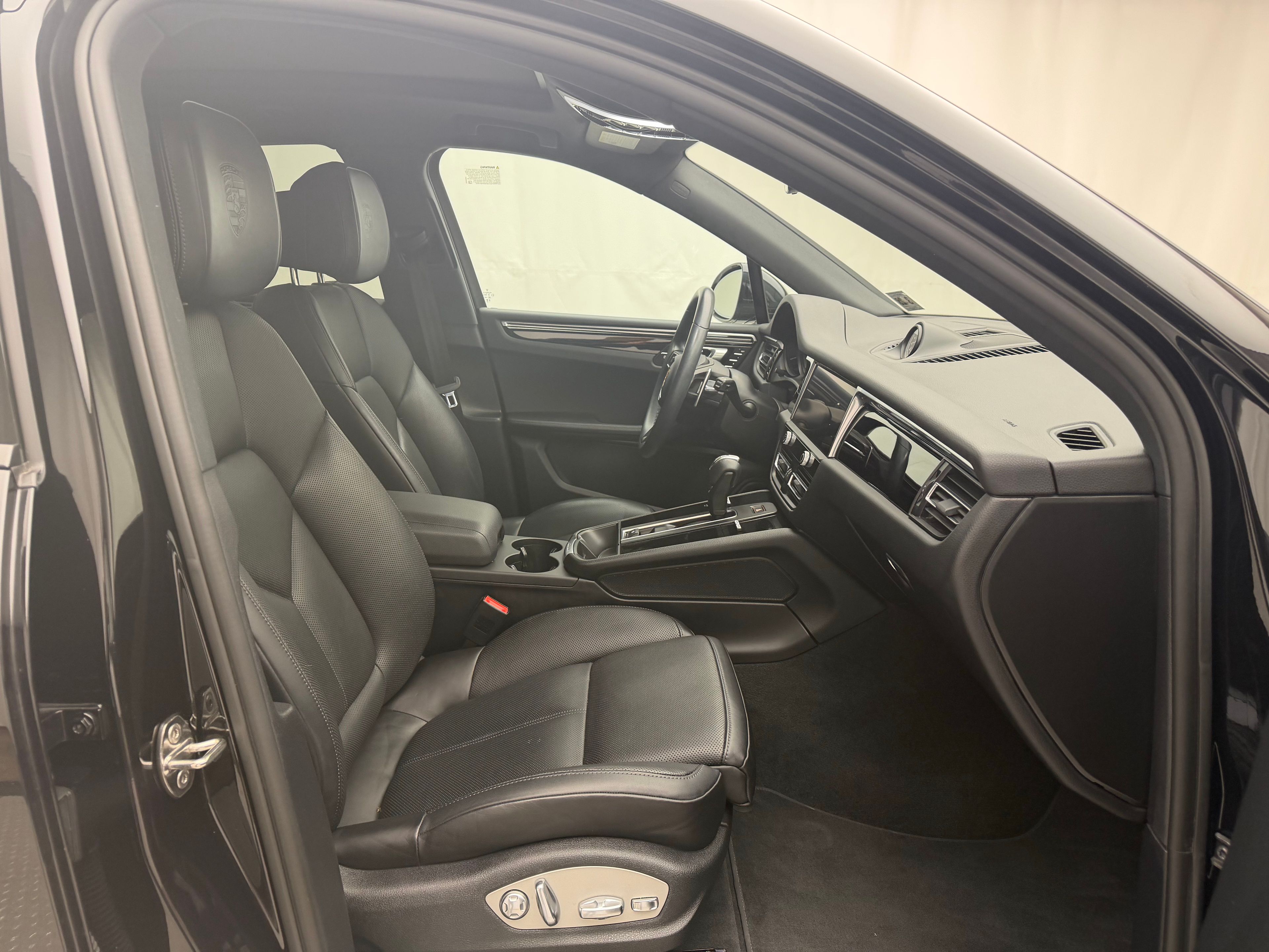 Thumbnail: 2023 Porsche Macan - 23