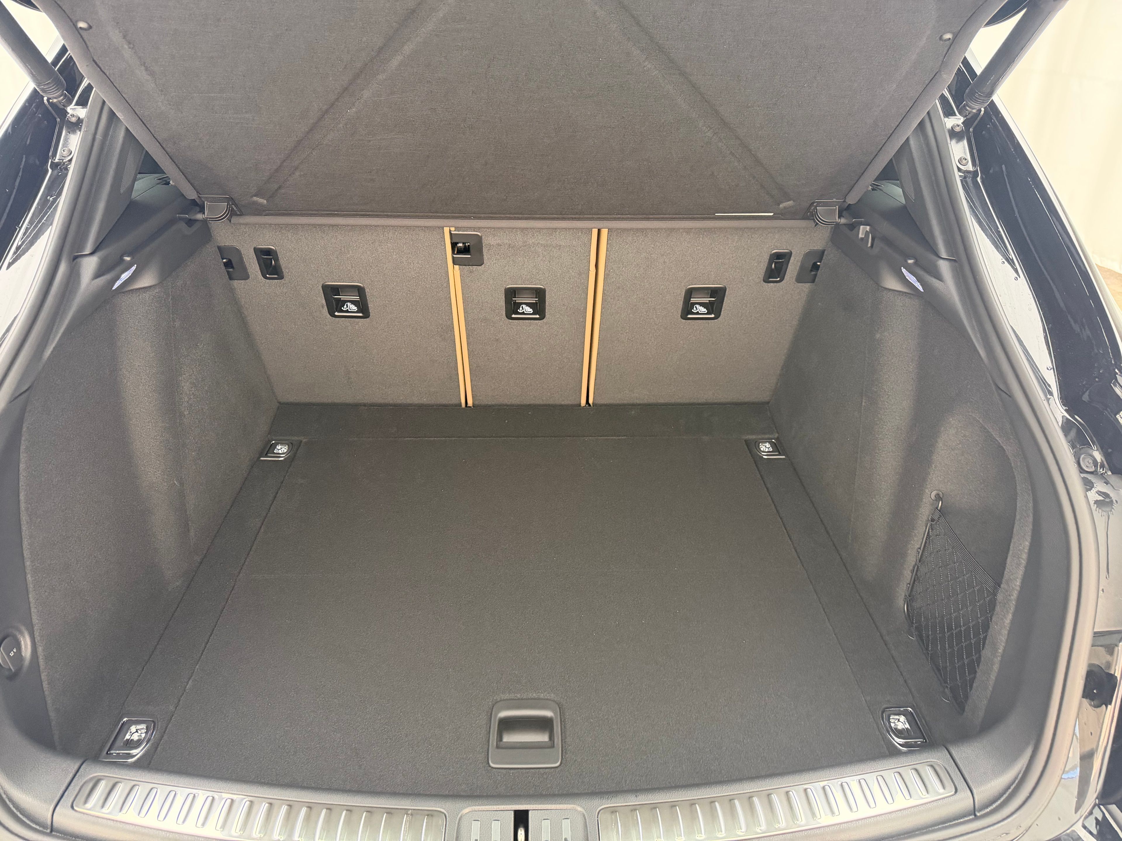 Thumbnail: 2026 Porsche Macan - 24