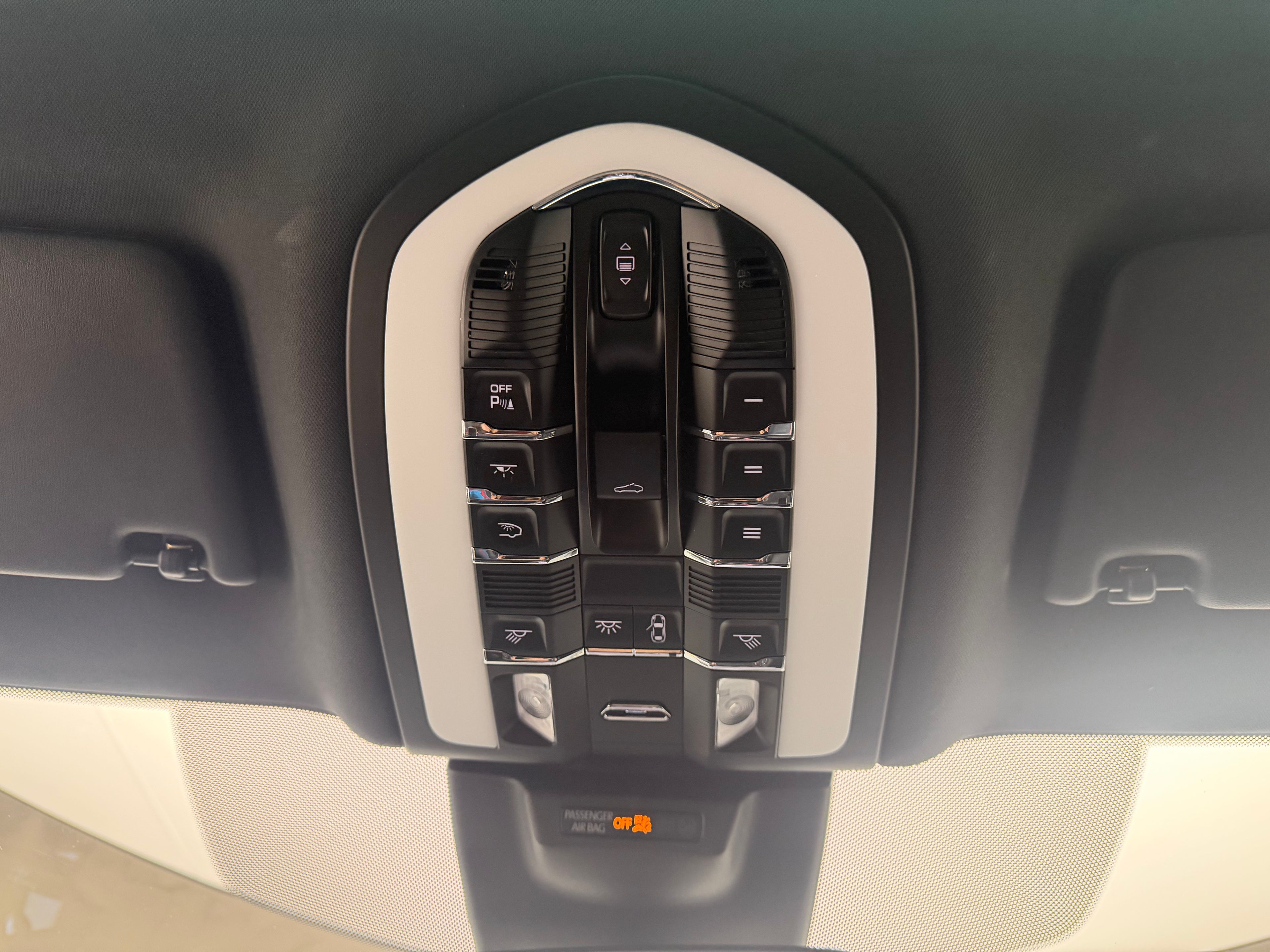 Thumbnail: 2023 Porsche Macan - 30