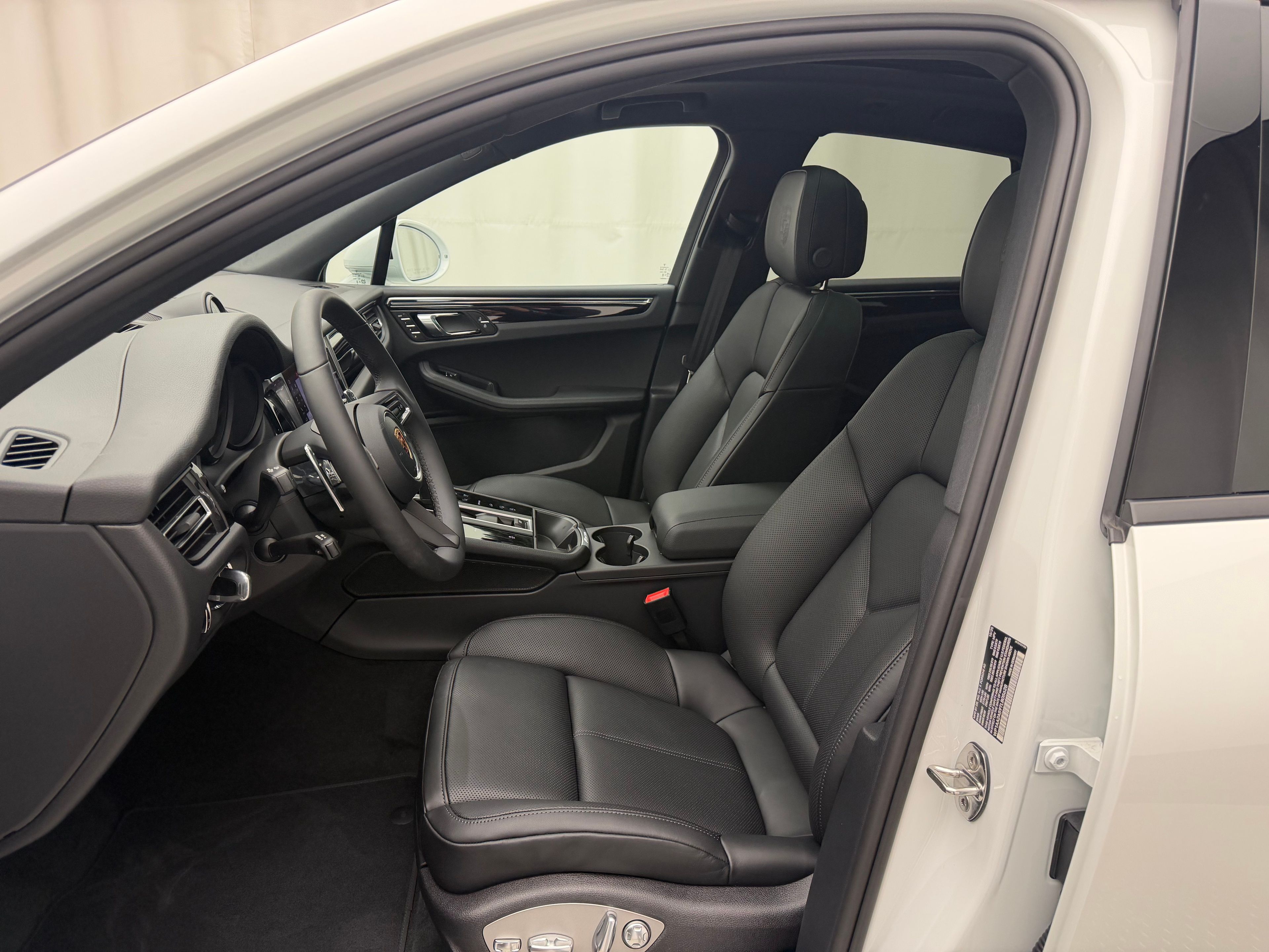 Thumbnail: 2026 Porsche Macan - 5