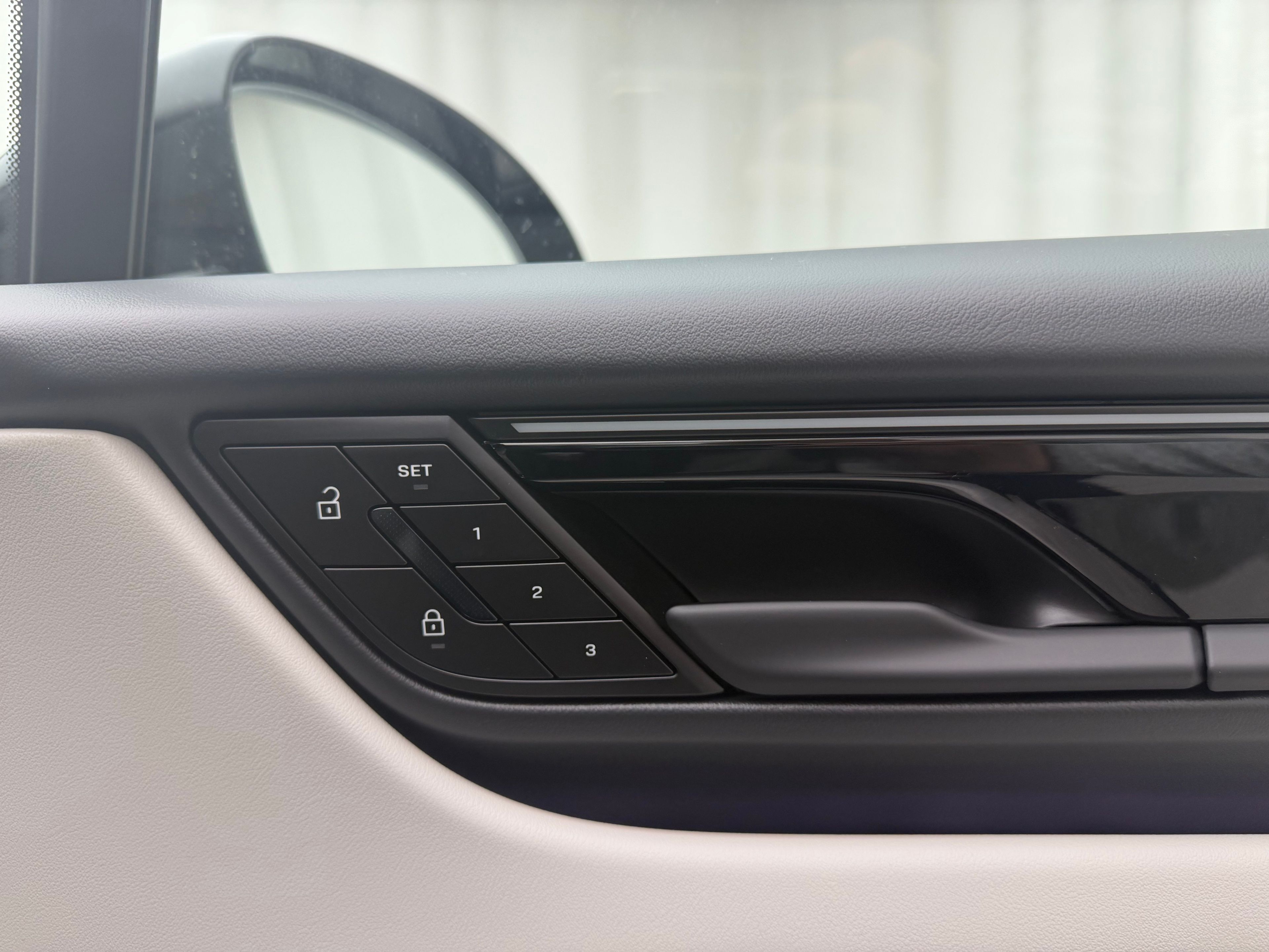 Thumbnail: 2025 Porsche Macan - 20