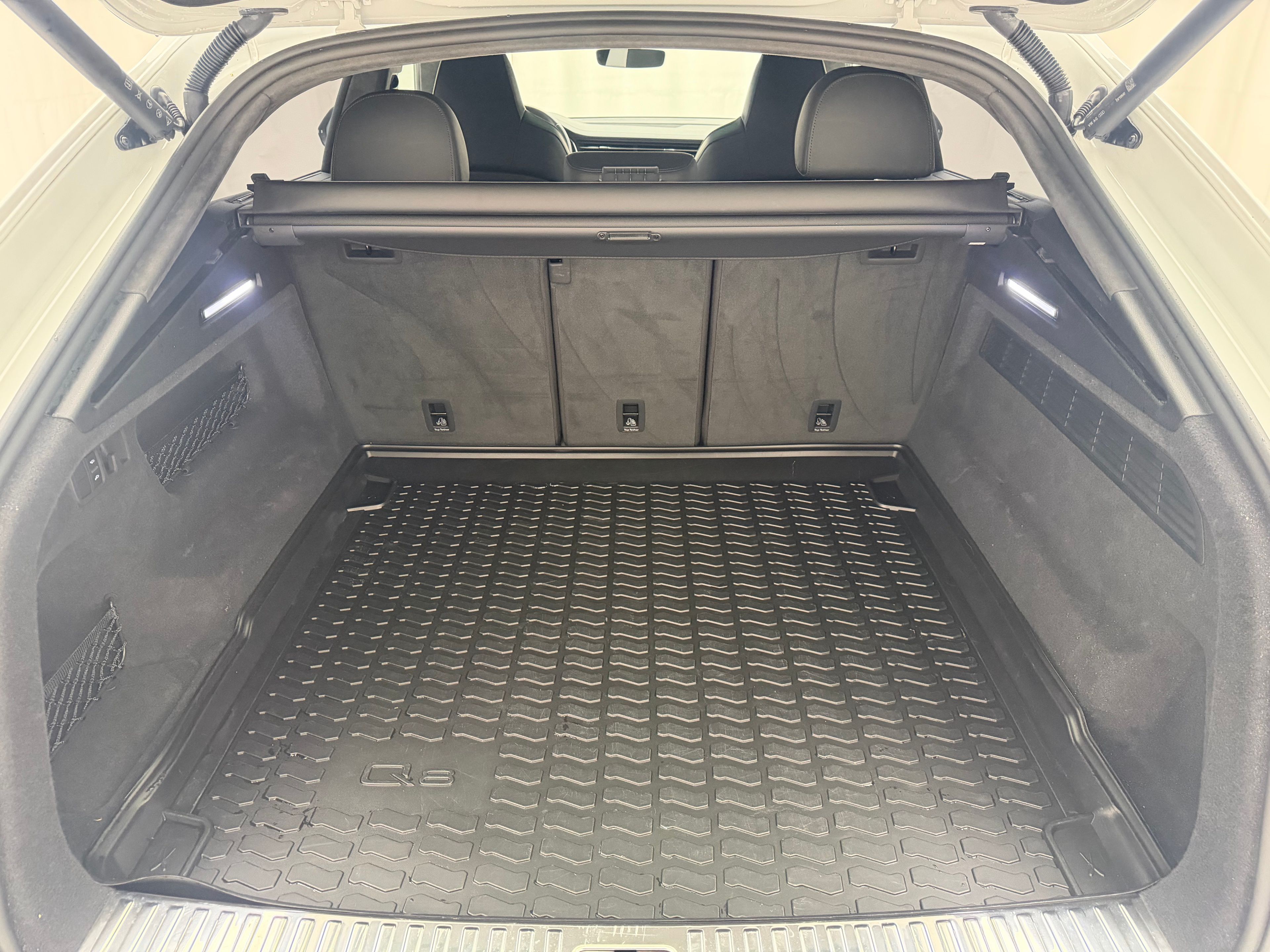 Thumbnail: 2022 Audi RS Q8 - 22