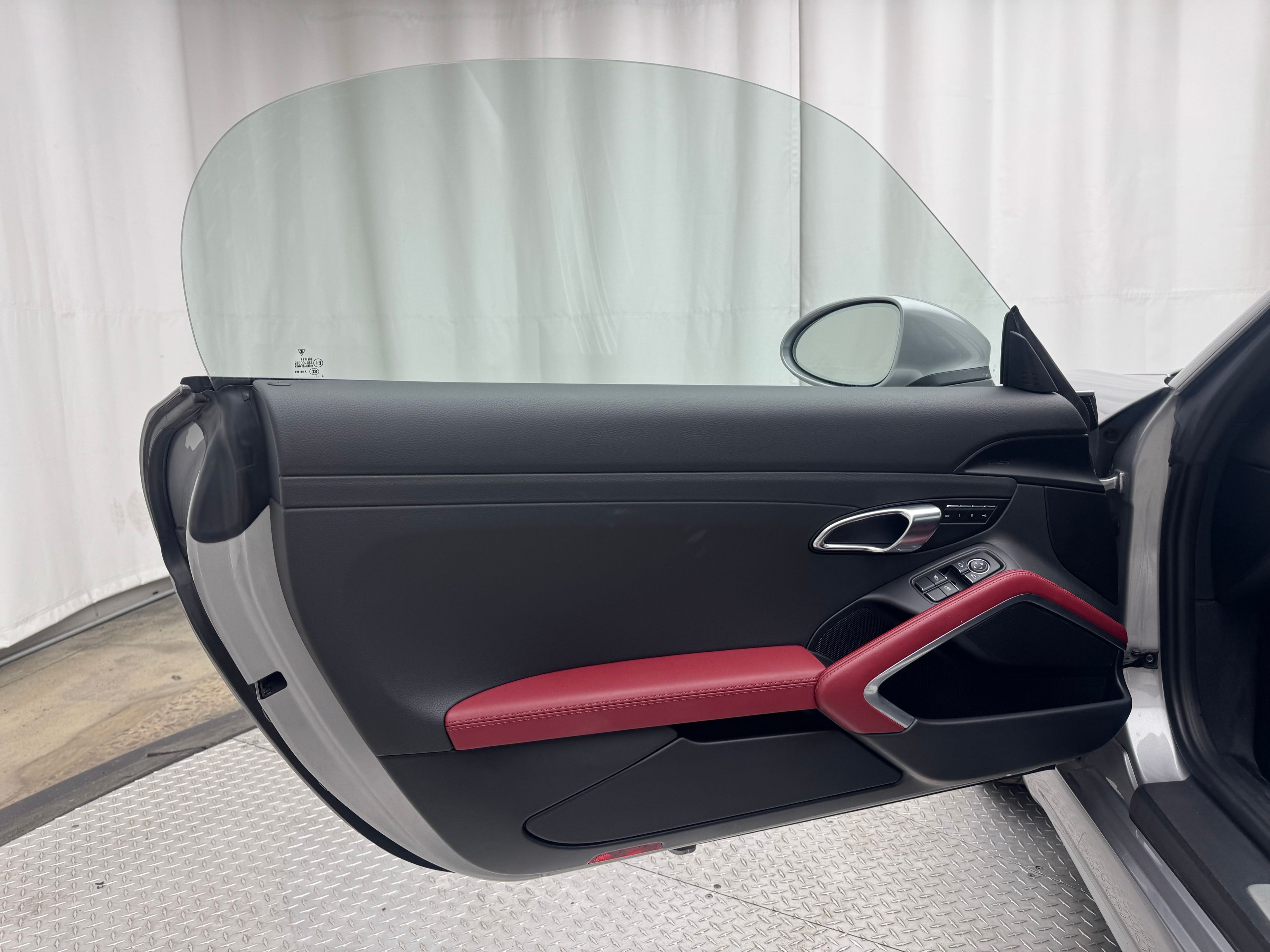 Thumbnail: 2017 Porsche 718 Boxster - 30