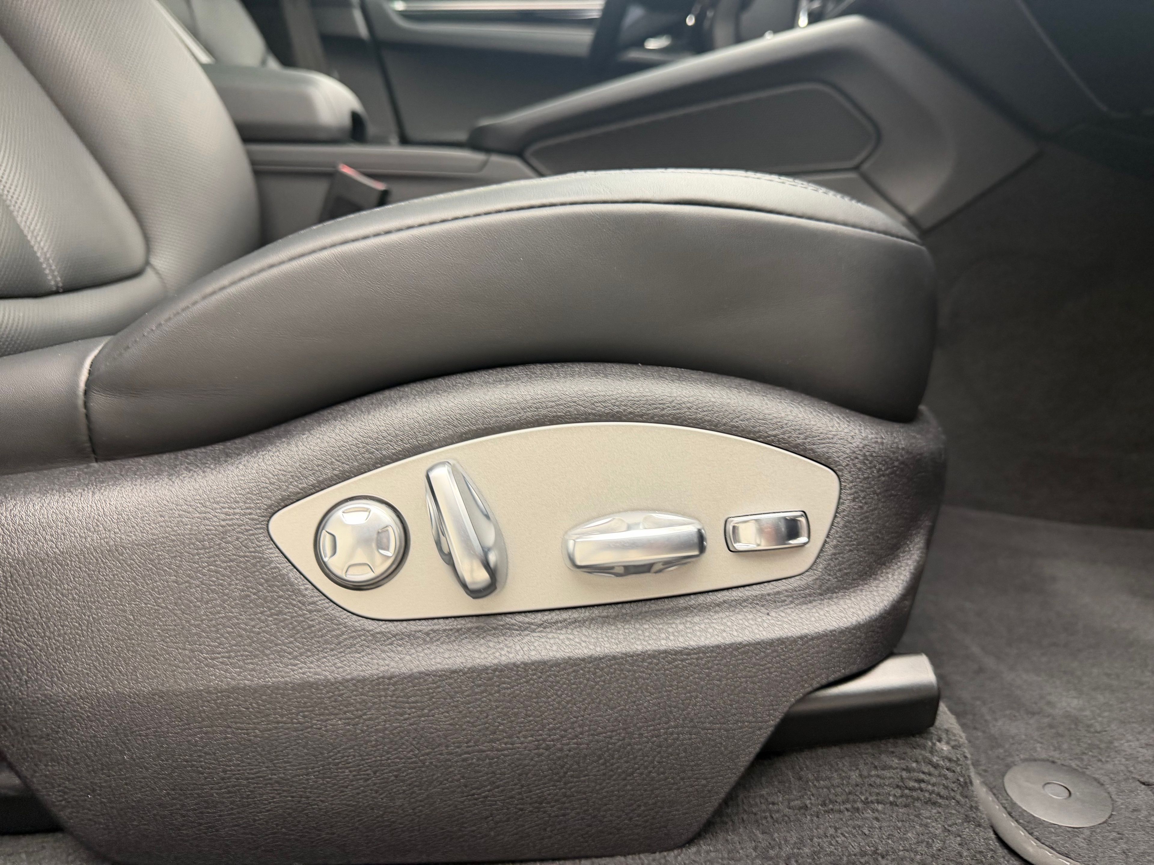 Thumbnail: 2026 Porsche Macan - 20