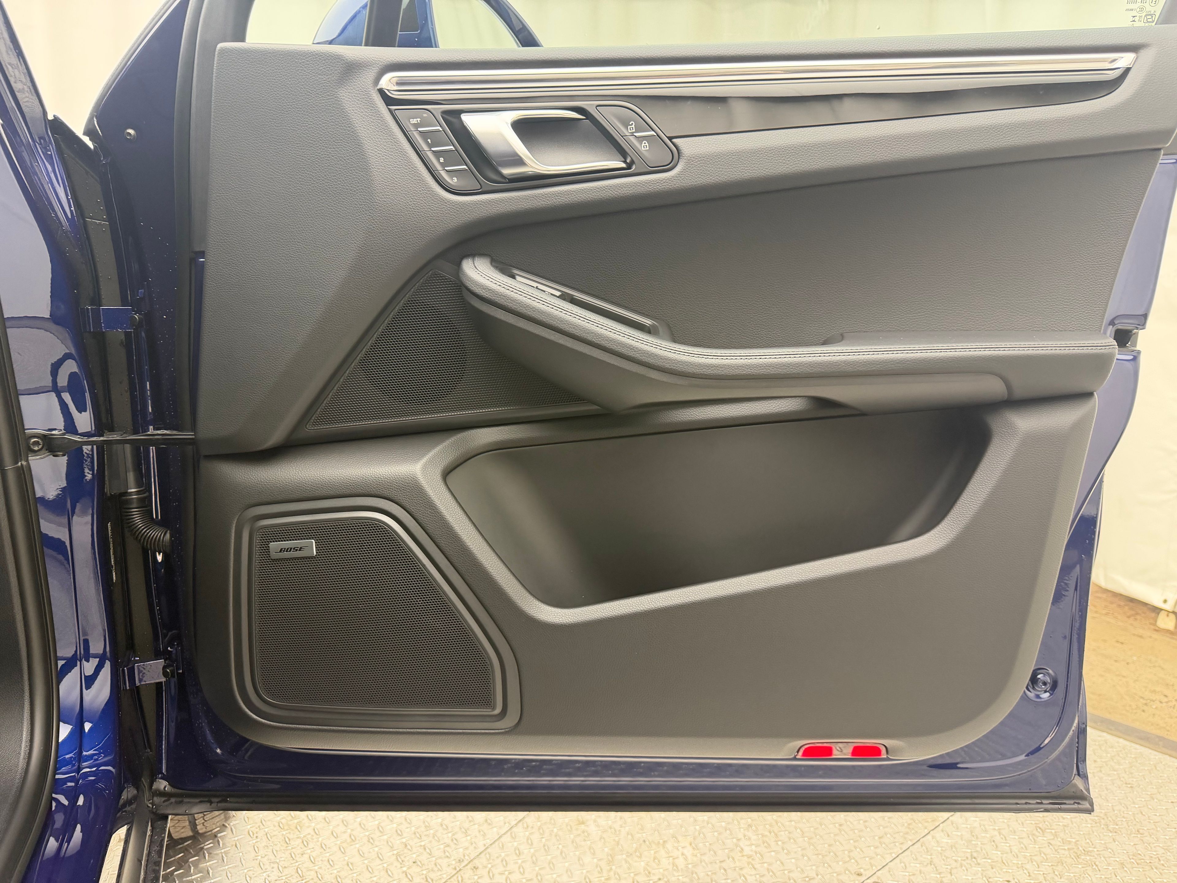 Thumbnail: 2026 Porsche Macan - 15