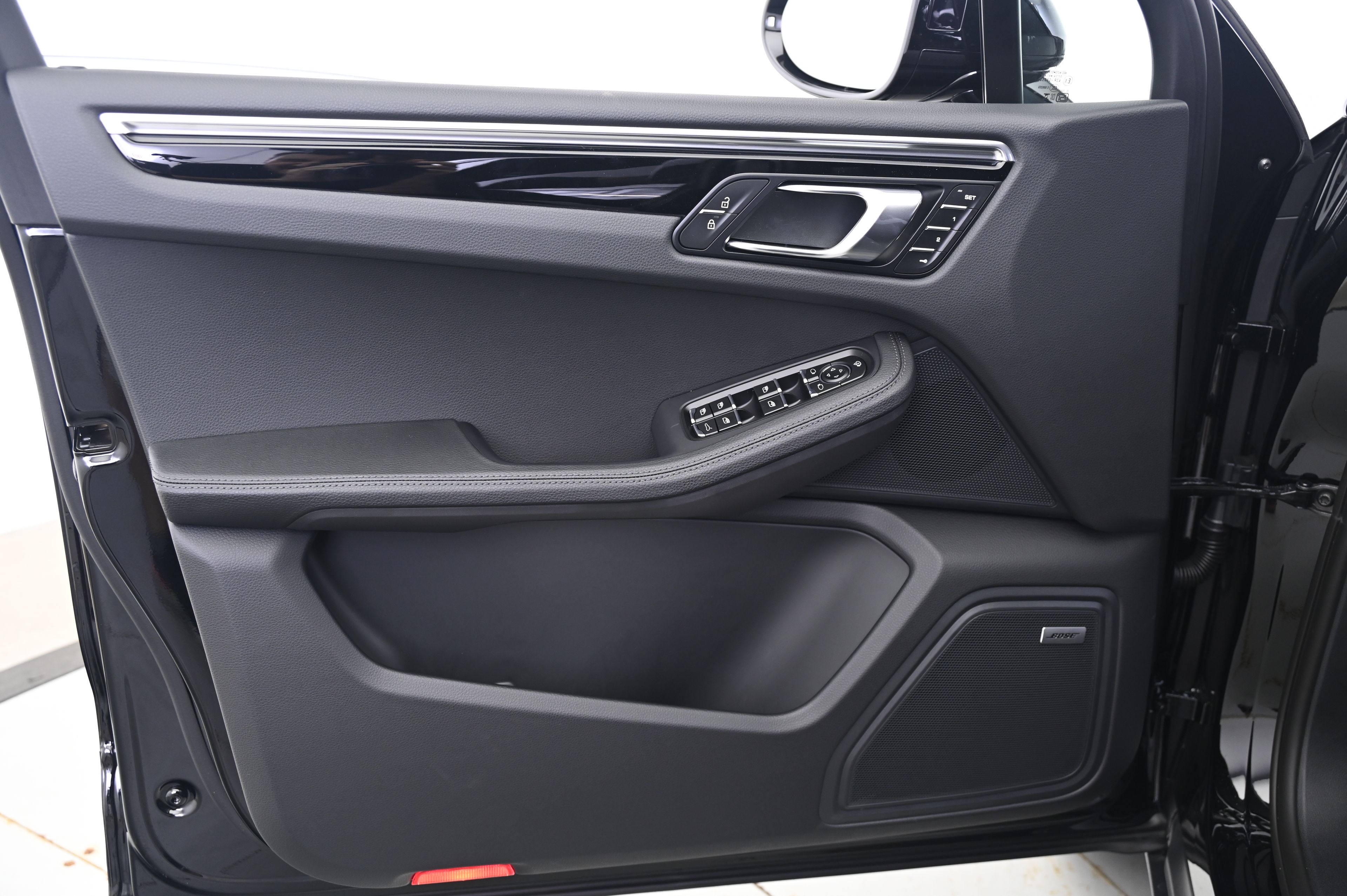 Thumbnail: 2025 Porsche Macan - 24