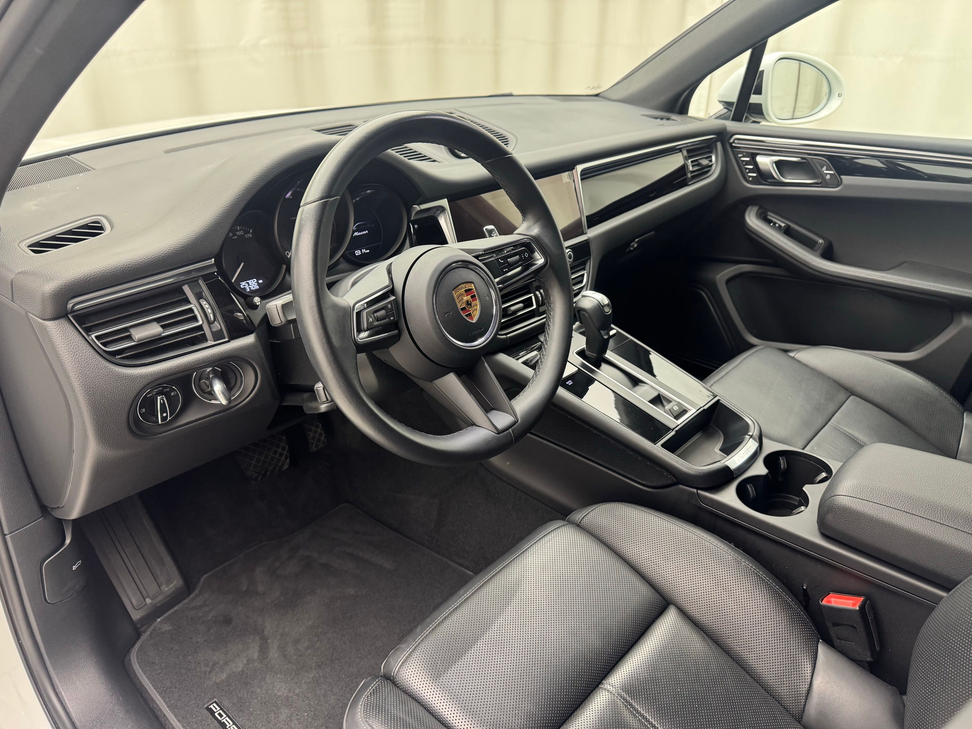 Thumbnail: 2023 Porsche Macan - 3