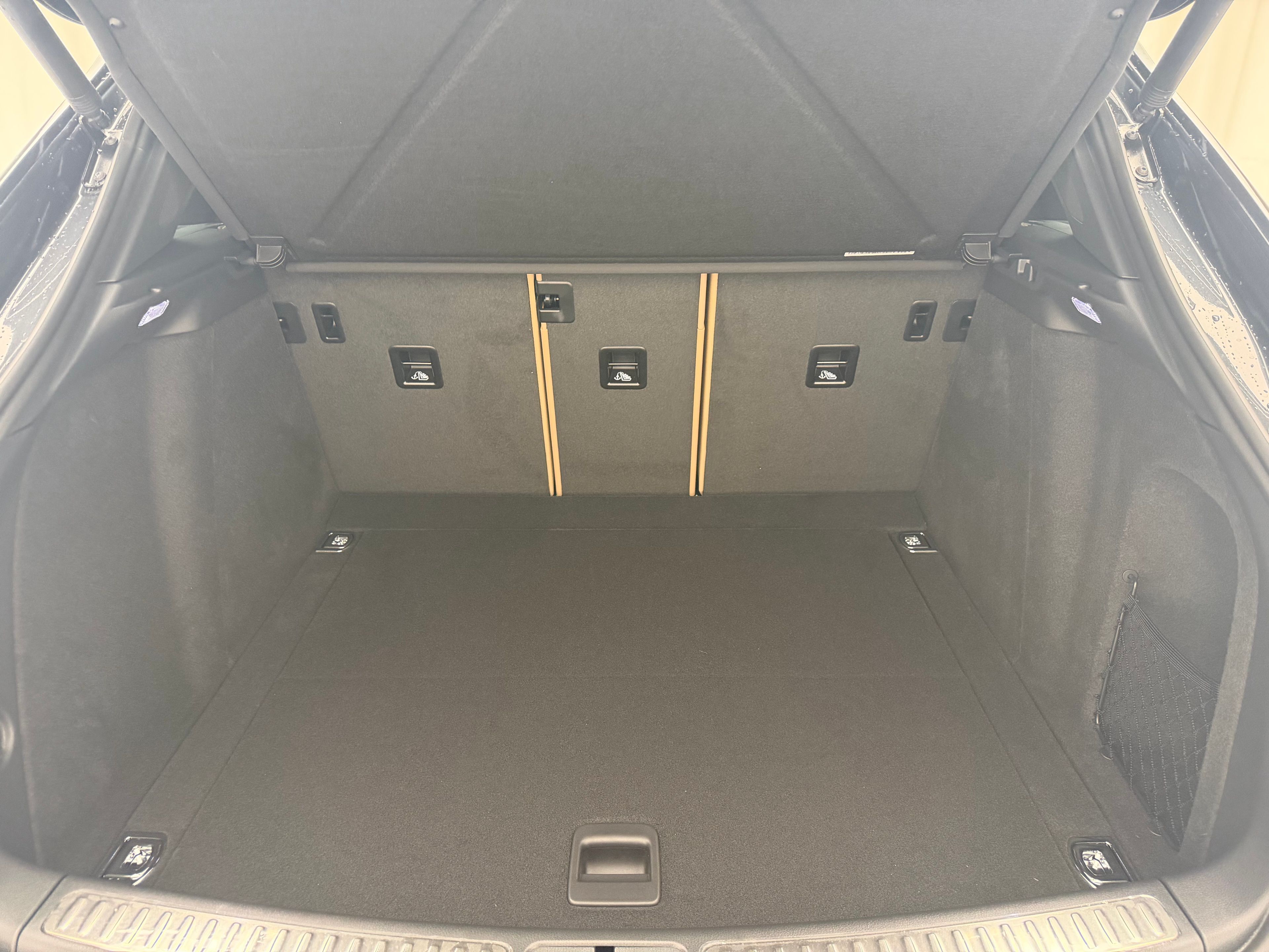 Thumbnail: 2026 Porsche Macan - 23