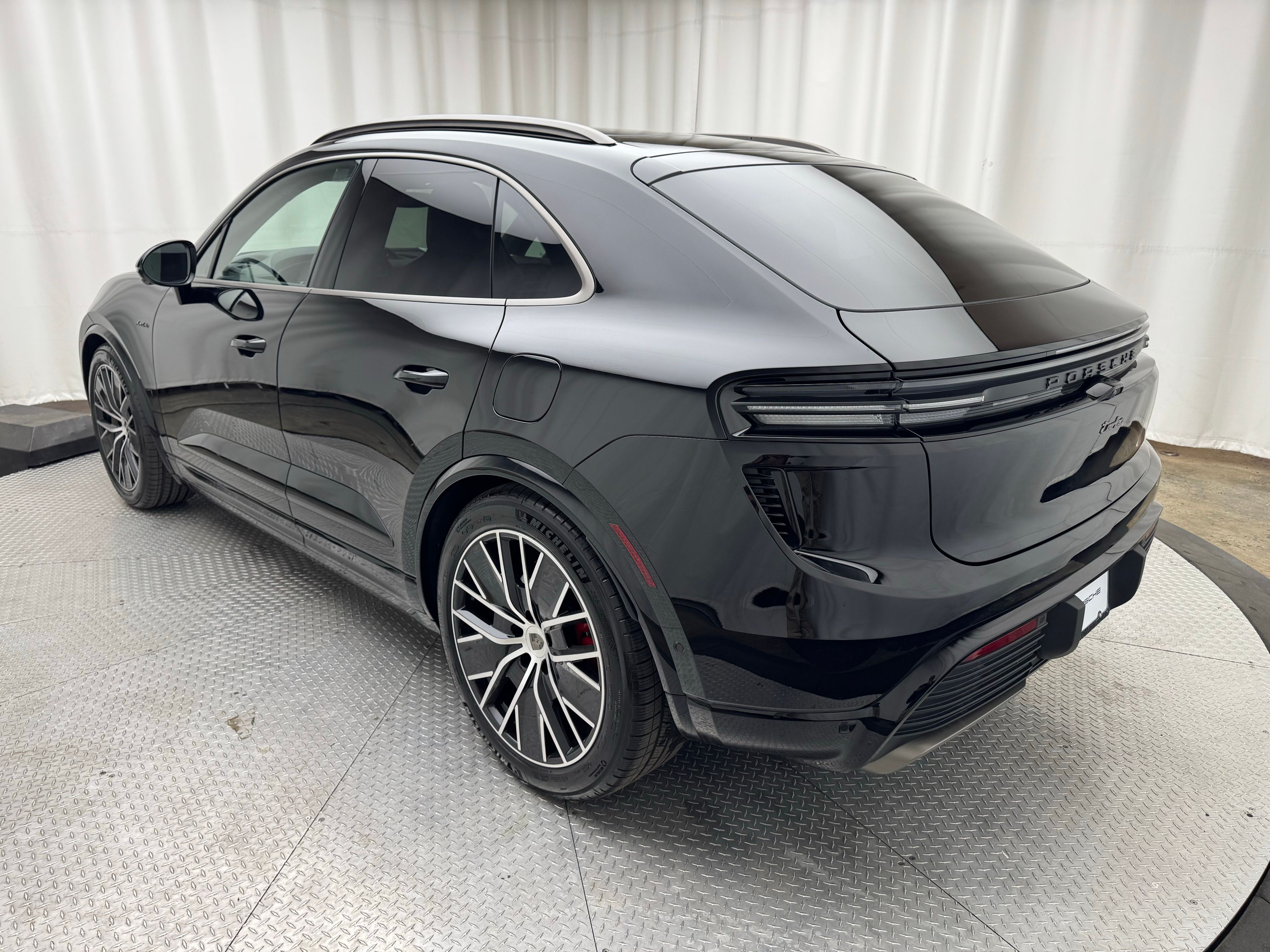 Thumbnail: 2026 Porsche Macan - 3
